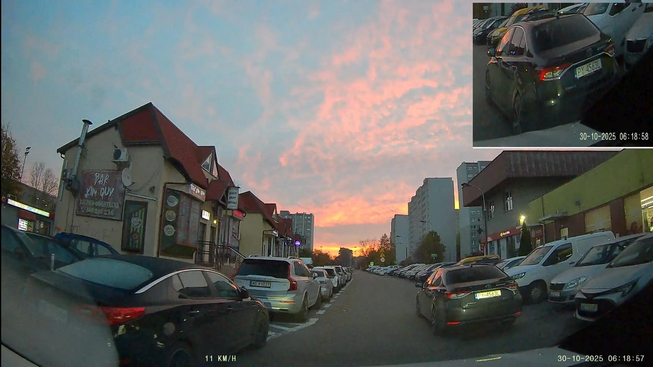 Kierowca tej Toyoty Corolli to jakiś stary dziad, co przyjechał po bułki i postawił zaparkować na wąskiej uliczce utrudniając ruch innym pojazdom.