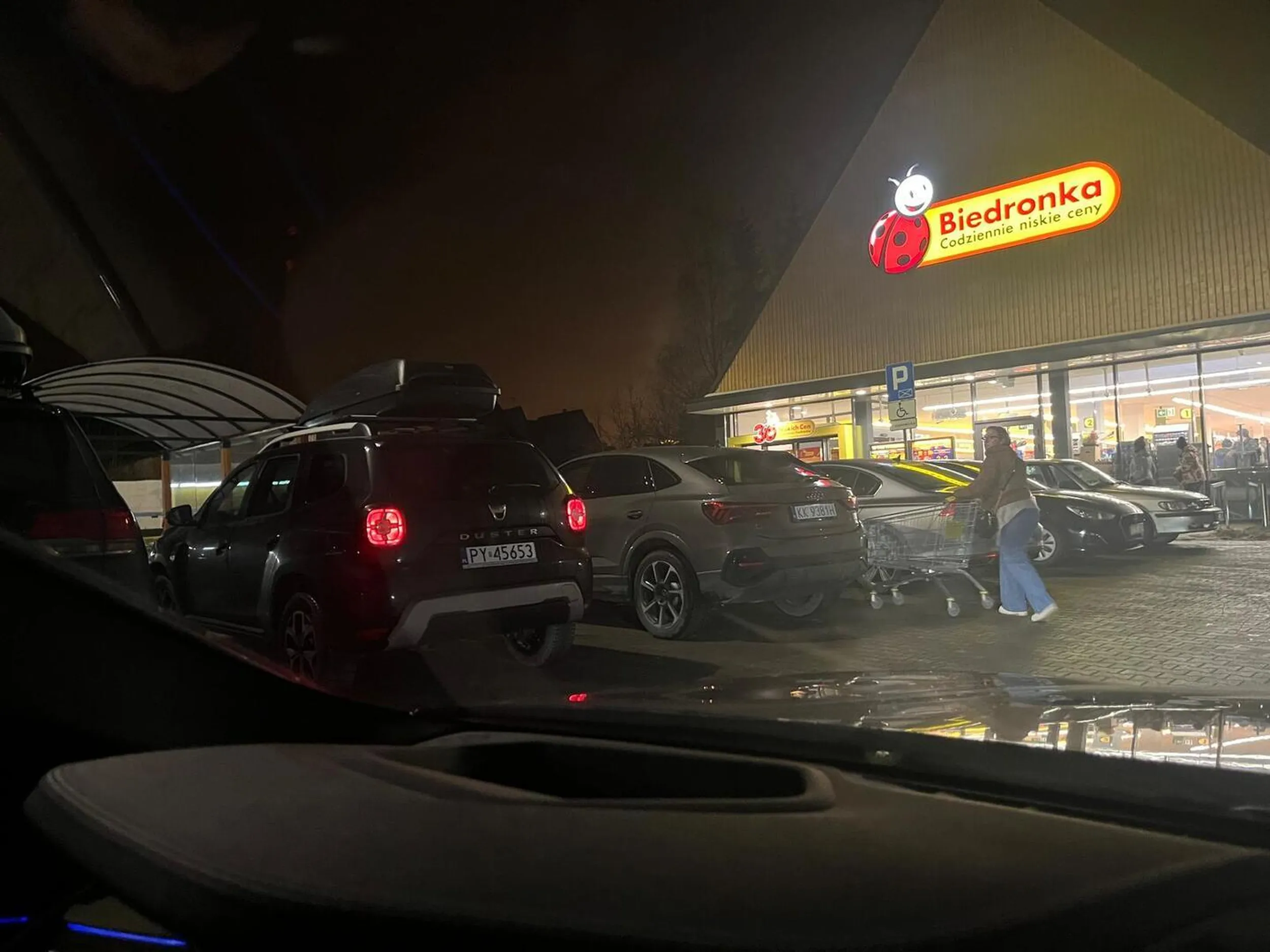 Bezczelnie wcisnęła się na parkingu na miejsce parkingowe objeżdżając mnie pozorując wyjazd z parkingu, do tego wulgarna i chamska