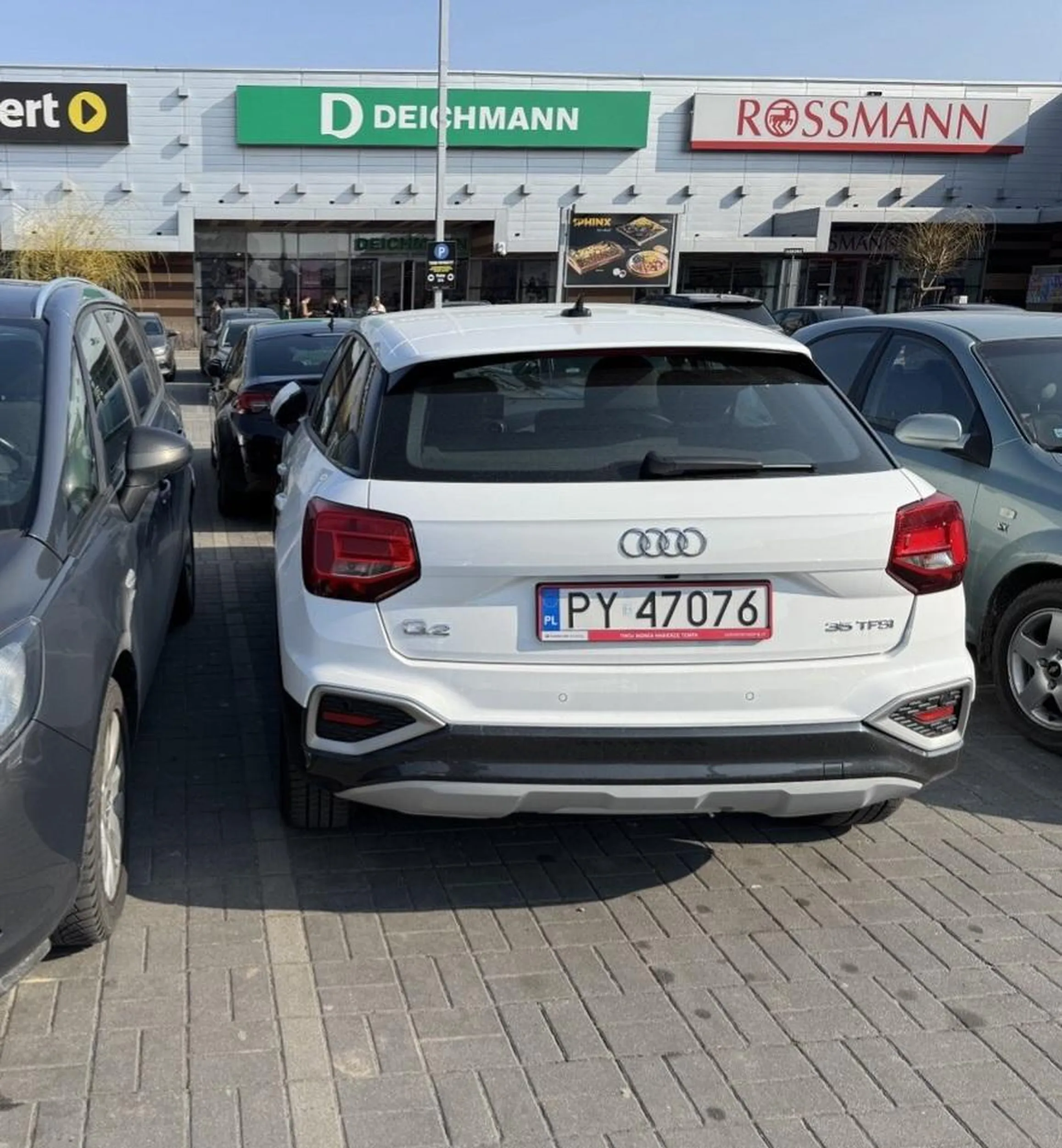 Wrocław, Factoria Park Graniczna 2a. 22.03.25 byłem zablokowany takim " fajnym kierowcą " . Mam nadzieję że prawo jazdy nie wygrane w chipsach .