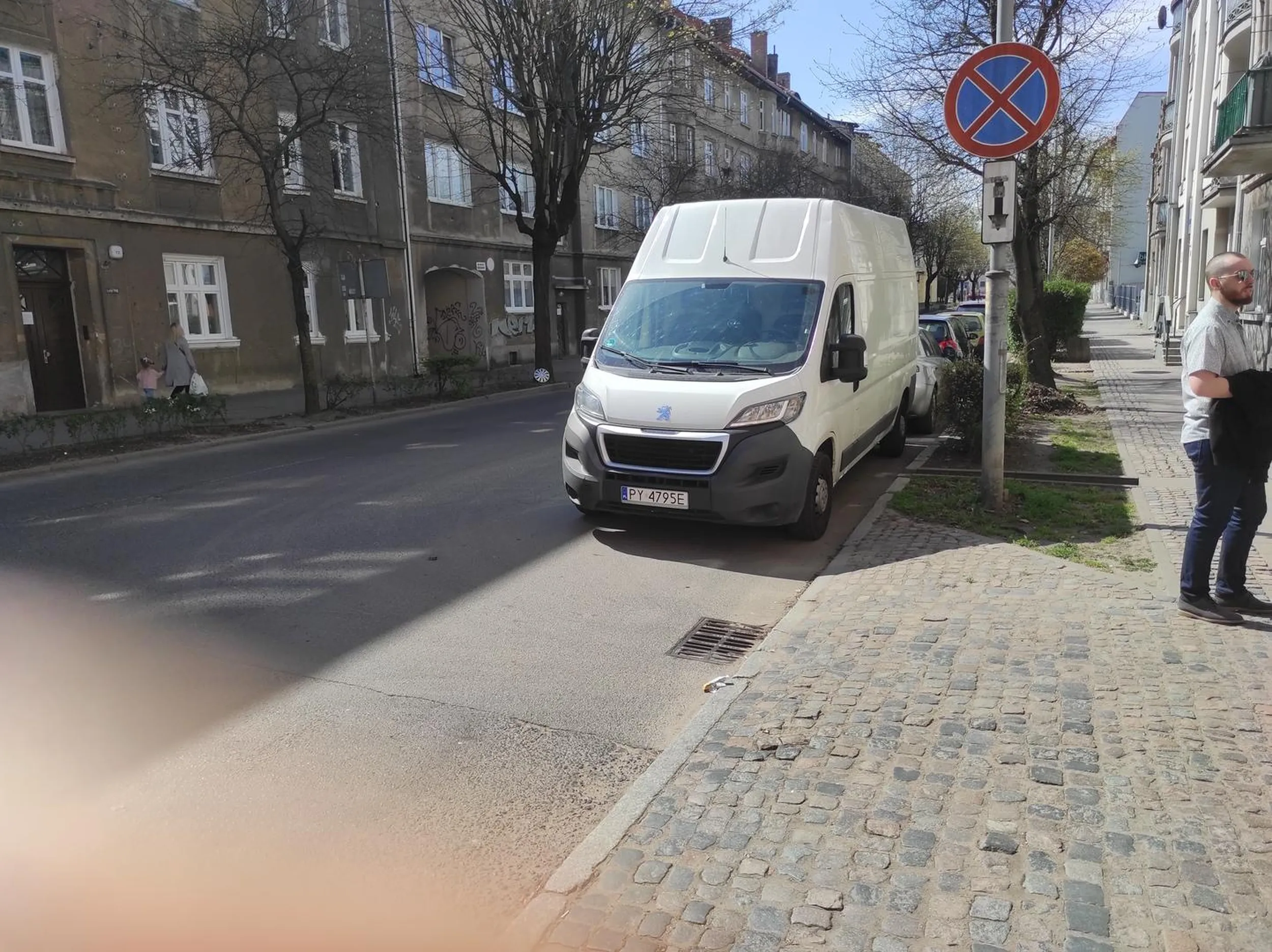 Utrudniony wyjazd z bramy - bus zasłania całą drogę, parkowanie pod prąd po lewej stronie jezdni. Gorzów Wielkopolski, ul. Mickiewicza. Podstawa prawna: art.49 ust.1 pkt.7 ustawy prawo o ruchu drogowym - zabrania się zatrzymania pojazdu na jezdni przy jej lewej krawędzi. art.49 ust.2 pkt.1 ustawy prawo o ruchu drogowym - postój utrudnia wyjazd z bramy, zasłania wyjeżdzającym drogę ul. Mickiewicza.