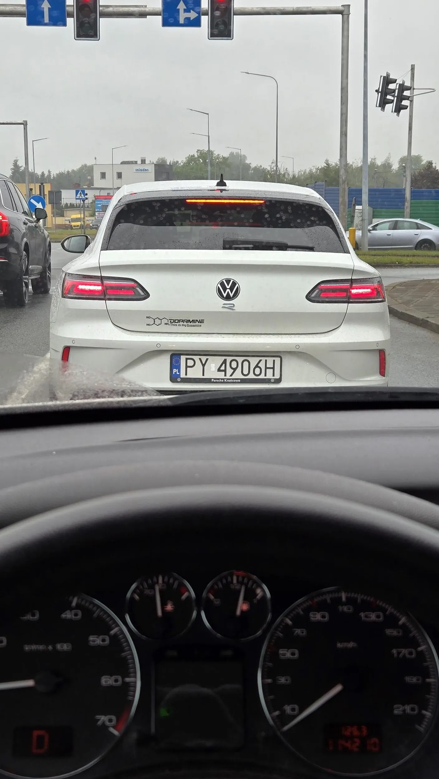 Typ jeździ slalomem po drodze, kierunkowskazy chyba wymontował. Trąbi na bogu ducha winnych ludzi.