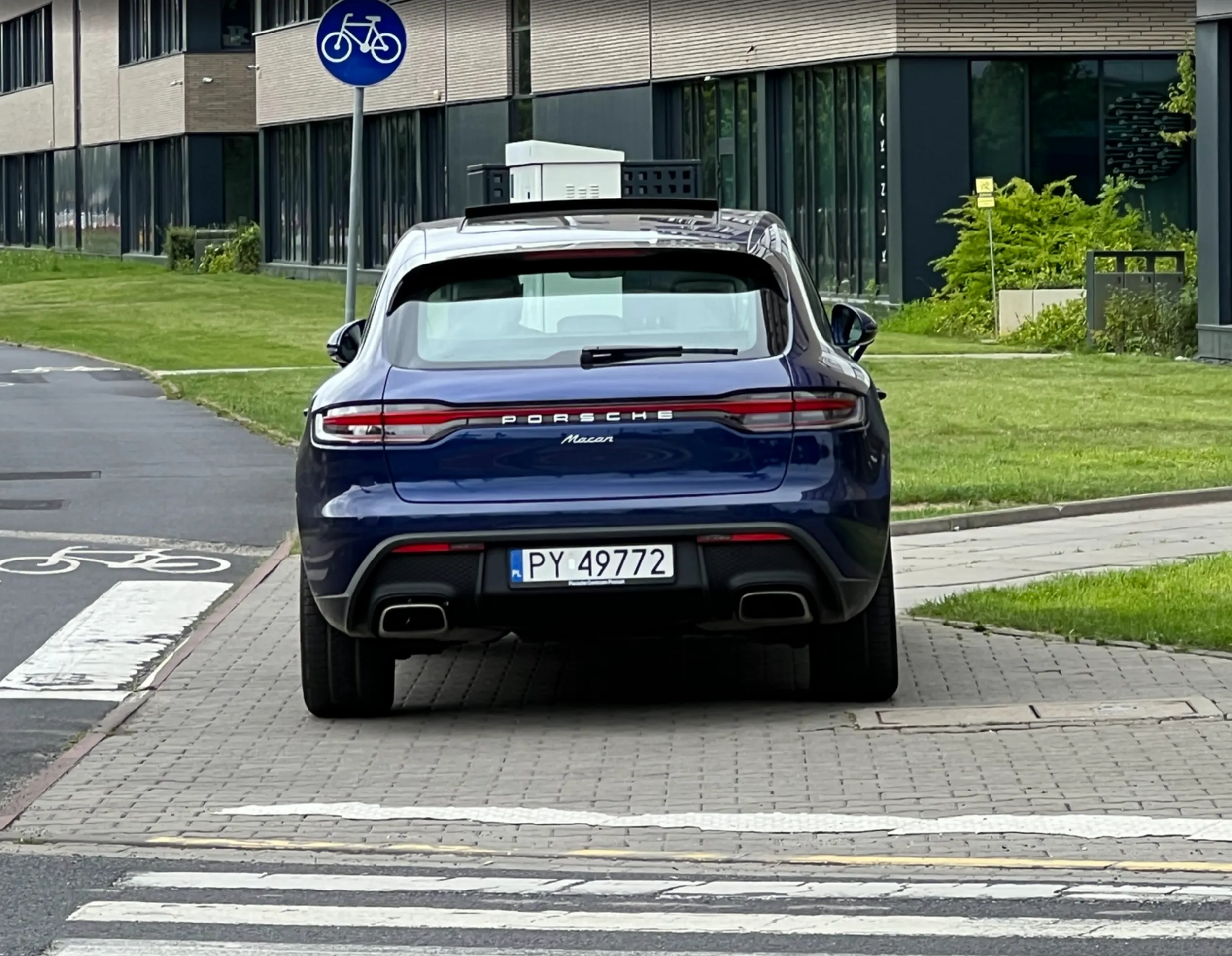 Wzorowa jazda po przejsciu dla pieszych i chodniku