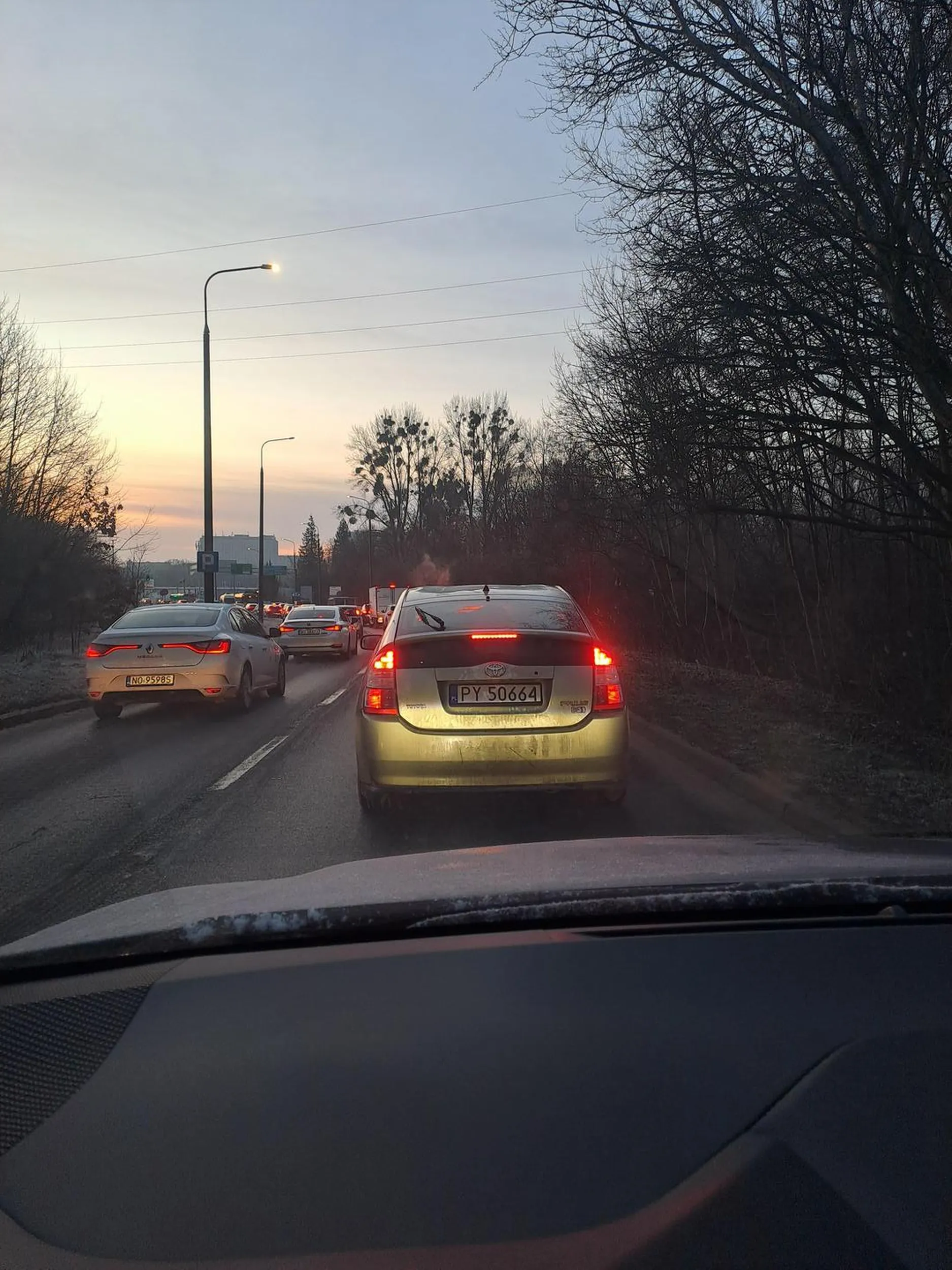 Ekipa godna pożałowania, jeden wyrzucił z okna kiepa, drugi z gracją menela co chwilę wynurzał parszywy łeb, żeby splunąć. Kierowca prowadził dobrze.