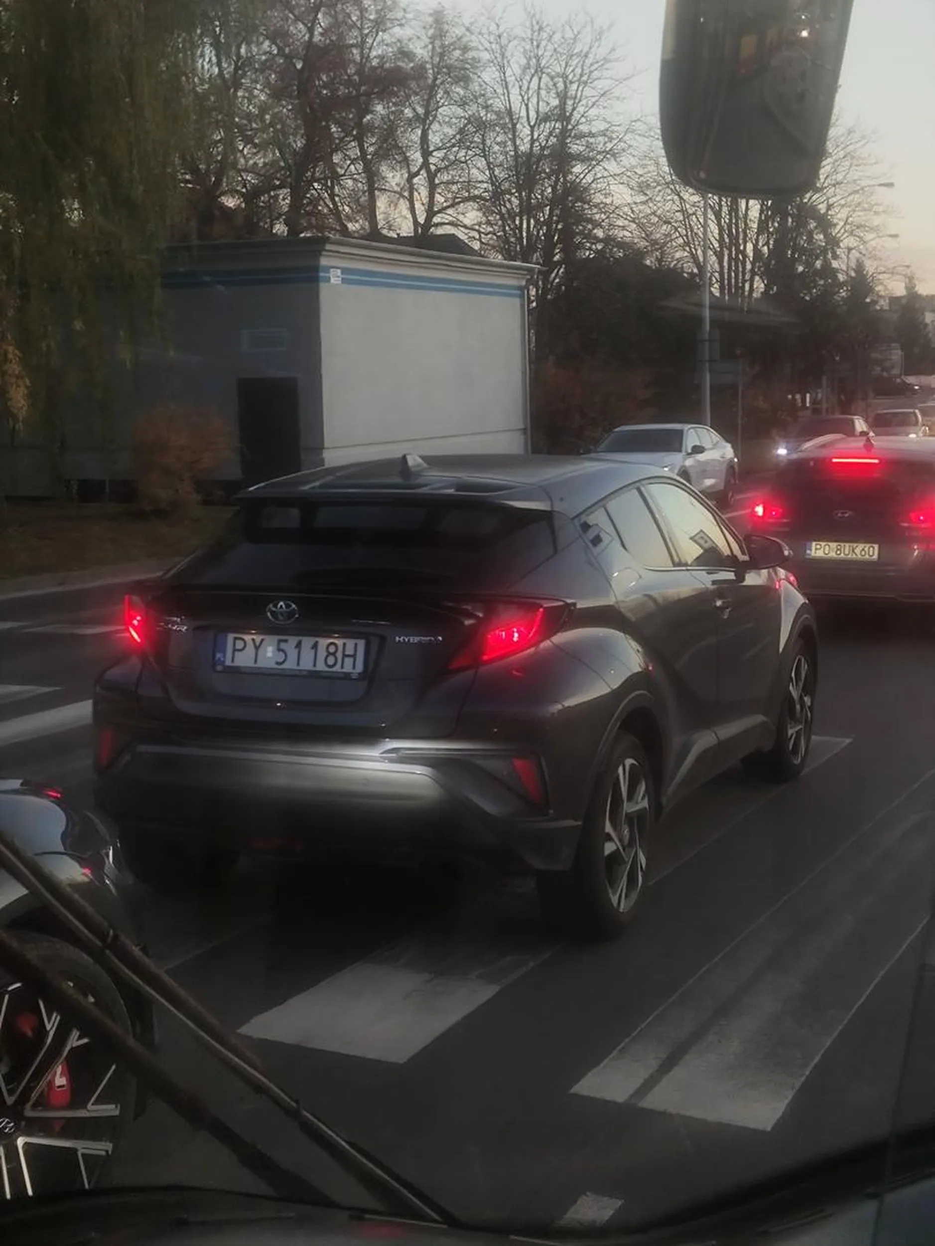 Blokuje prawidłowo jadący autobus, następnie przejście dla pieszych!!!