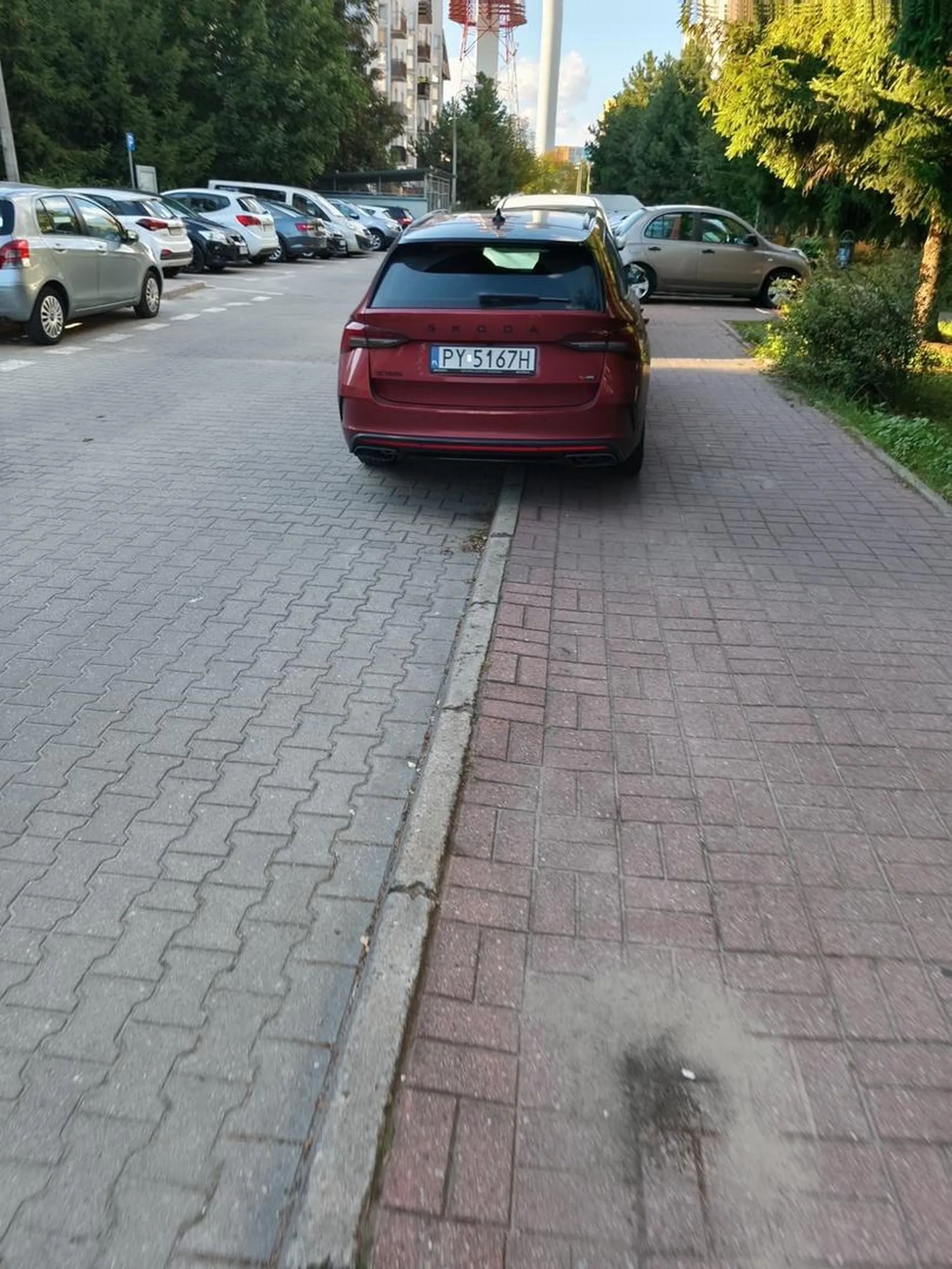 Parkowanie poza wyznaczonym miejscem na co pieszemu chodnik