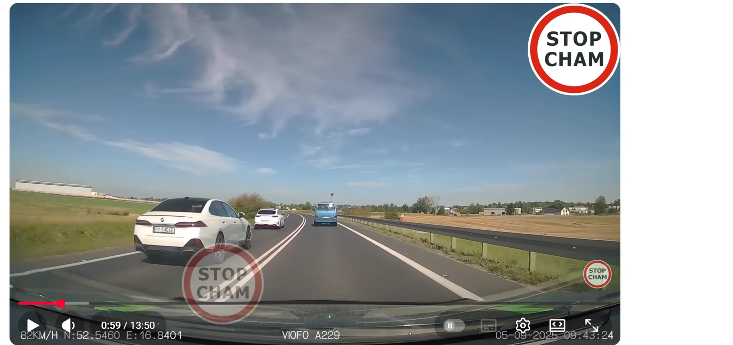 Ten bydlak wyprzedza na podwójnej ciągłej na dodatek w ostrym łuku. Prawa zgłoszona na policję.