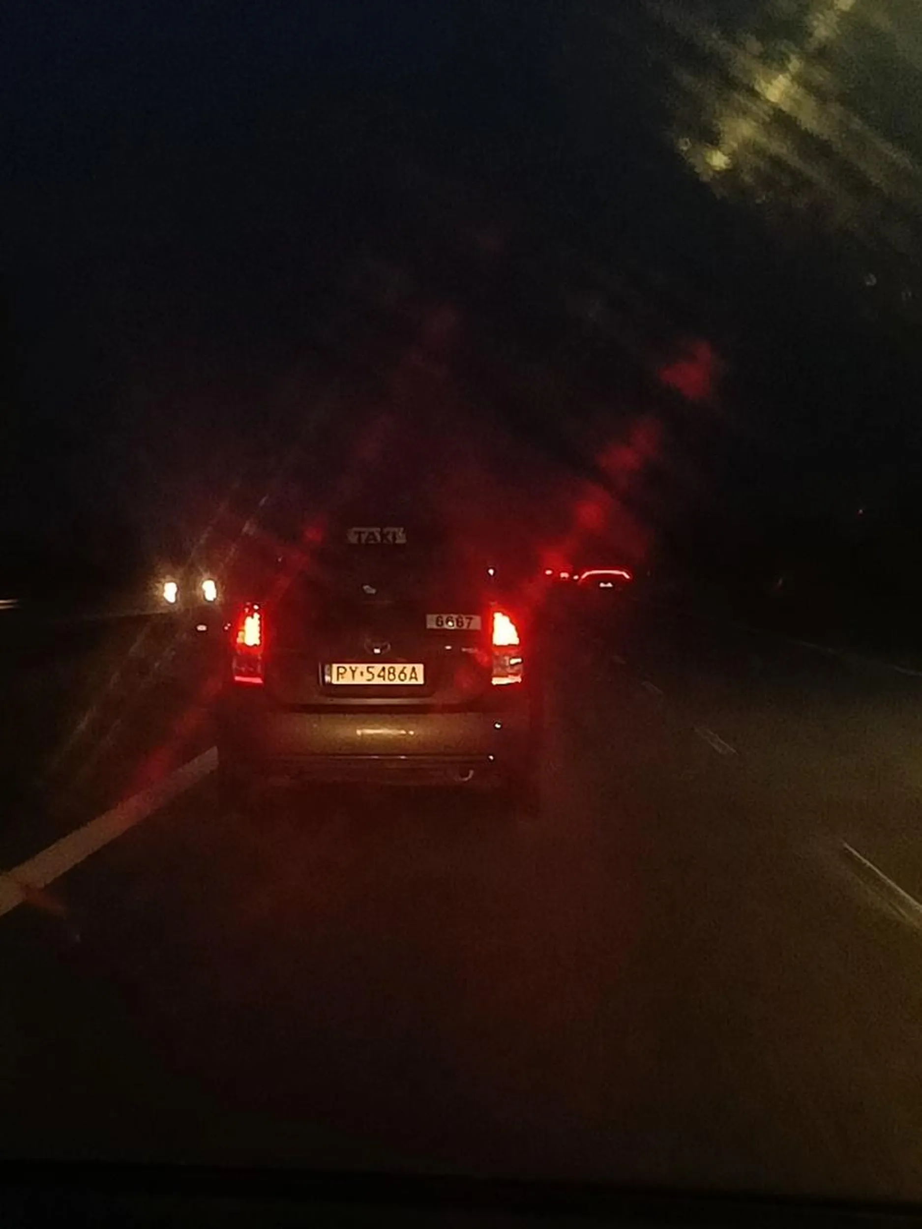 Modli się na lewym pasie, podczas próby wyprzedzenia go prawym pasem zaczął przyspieszać