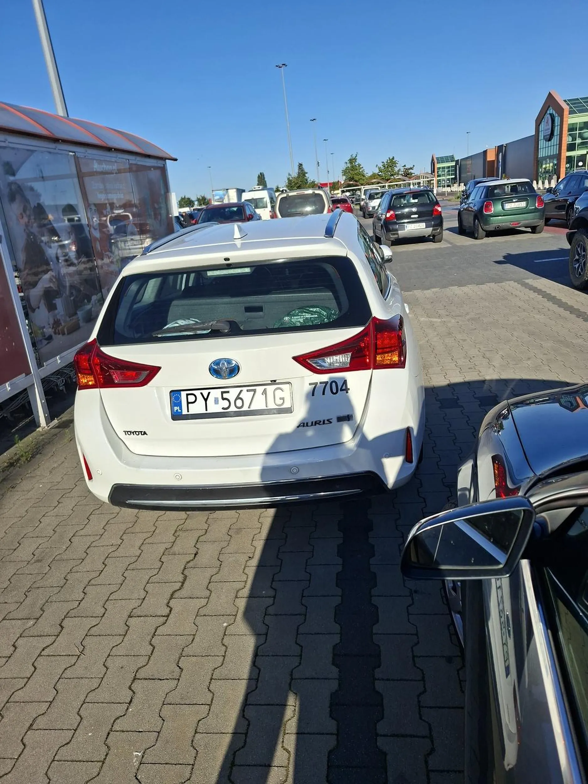 Typ na parkingu zajął dosłownie 4 miejsca. Złotówo naucz sie parkowac!
