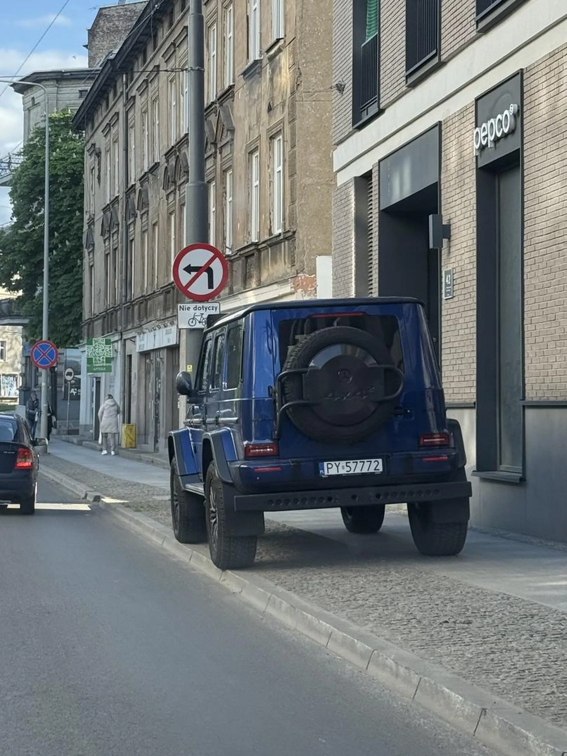 Ktoś tu lubi chodnik blokować ?