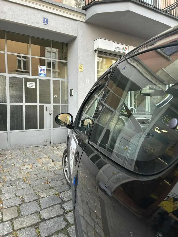 Parkuje na niedozwolonym miejscu, wysiadł chwiejąc się