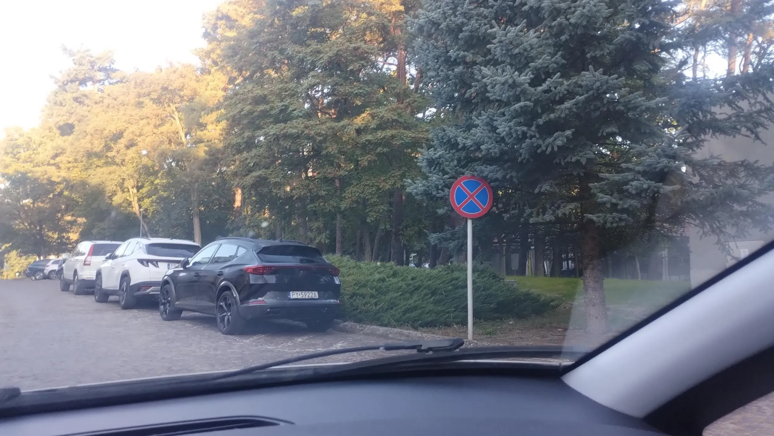 Tłuk parkuje na drodze ewakuacyjnej