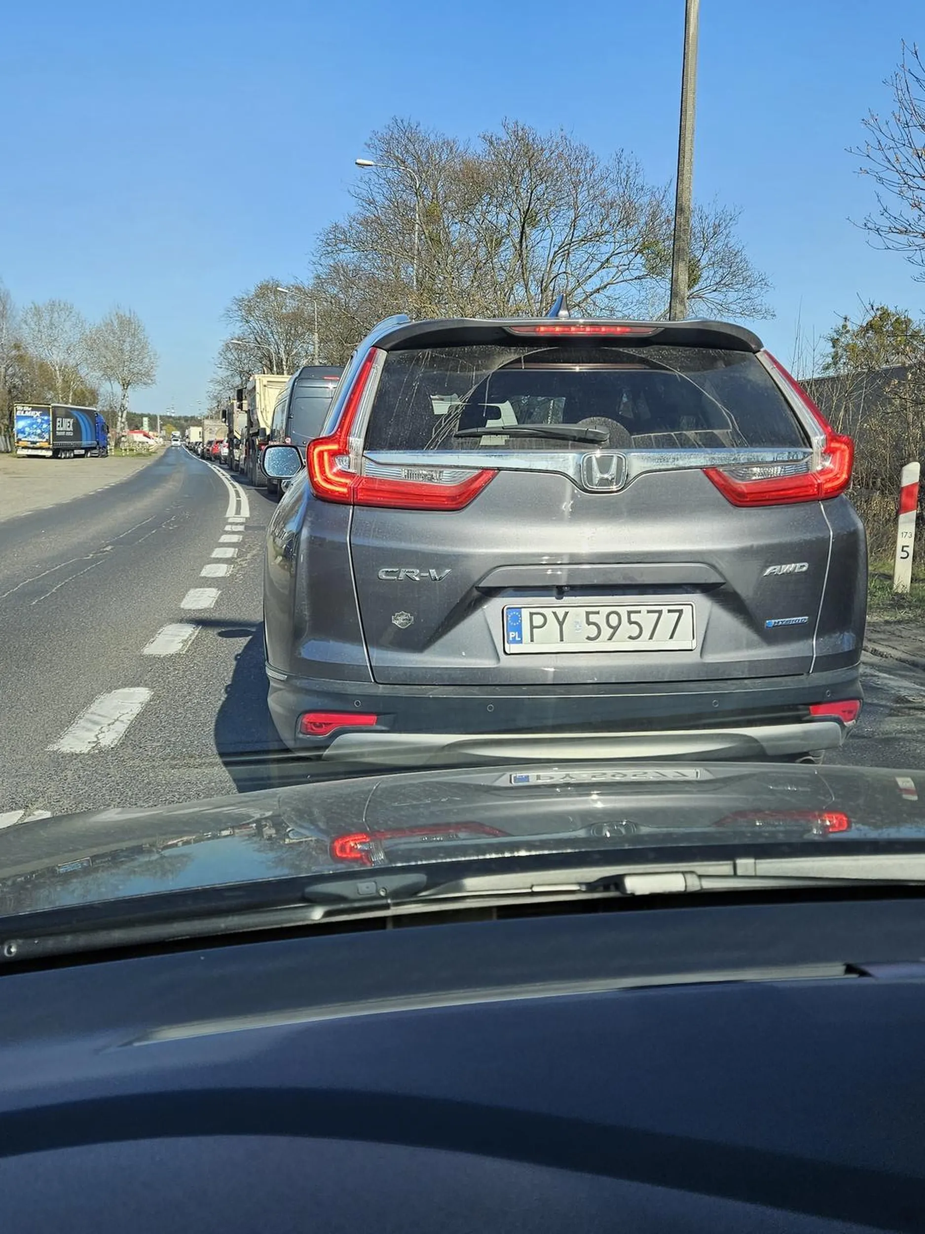 Brak znajomości przepisów dotyczących jazdy na suwak. Chamica za kierownicą