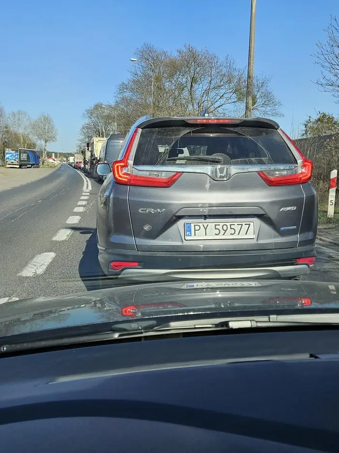 Brak znajomości przepisów dotyczących jazdy na suwak. Chamica za kierownicą