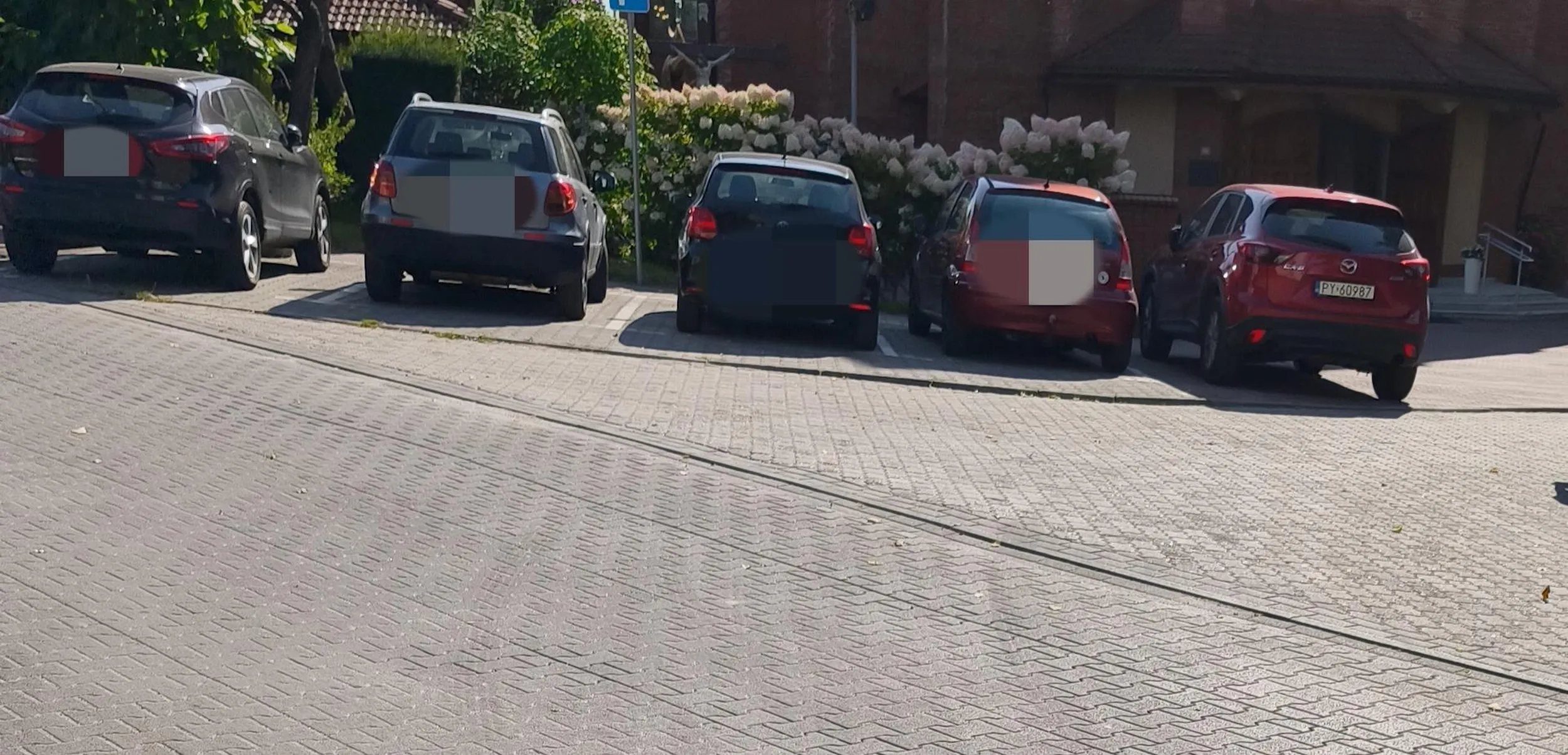 Uwaza ze jego miejsca parkingowe nieobowiazuja.