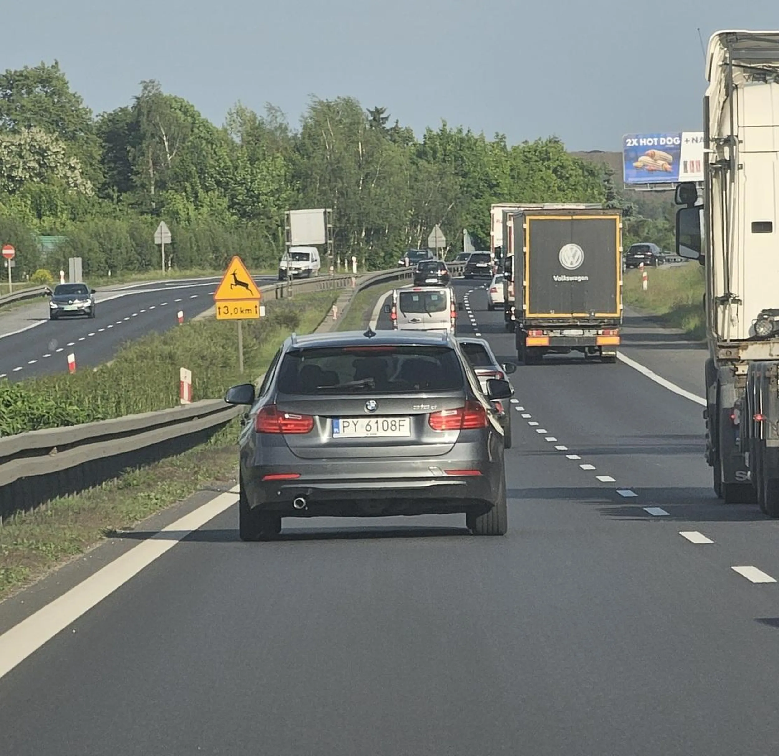 Książkowy przykład kierowcy BMW - siedzi na zderzaku jakby chciał dupe człowiekowi wylizać. Planującym kupić to auto w przyszłość polecam sprawdzić czy niebite, bo prędzej czy później kierowca gdzieś wyrżnie.