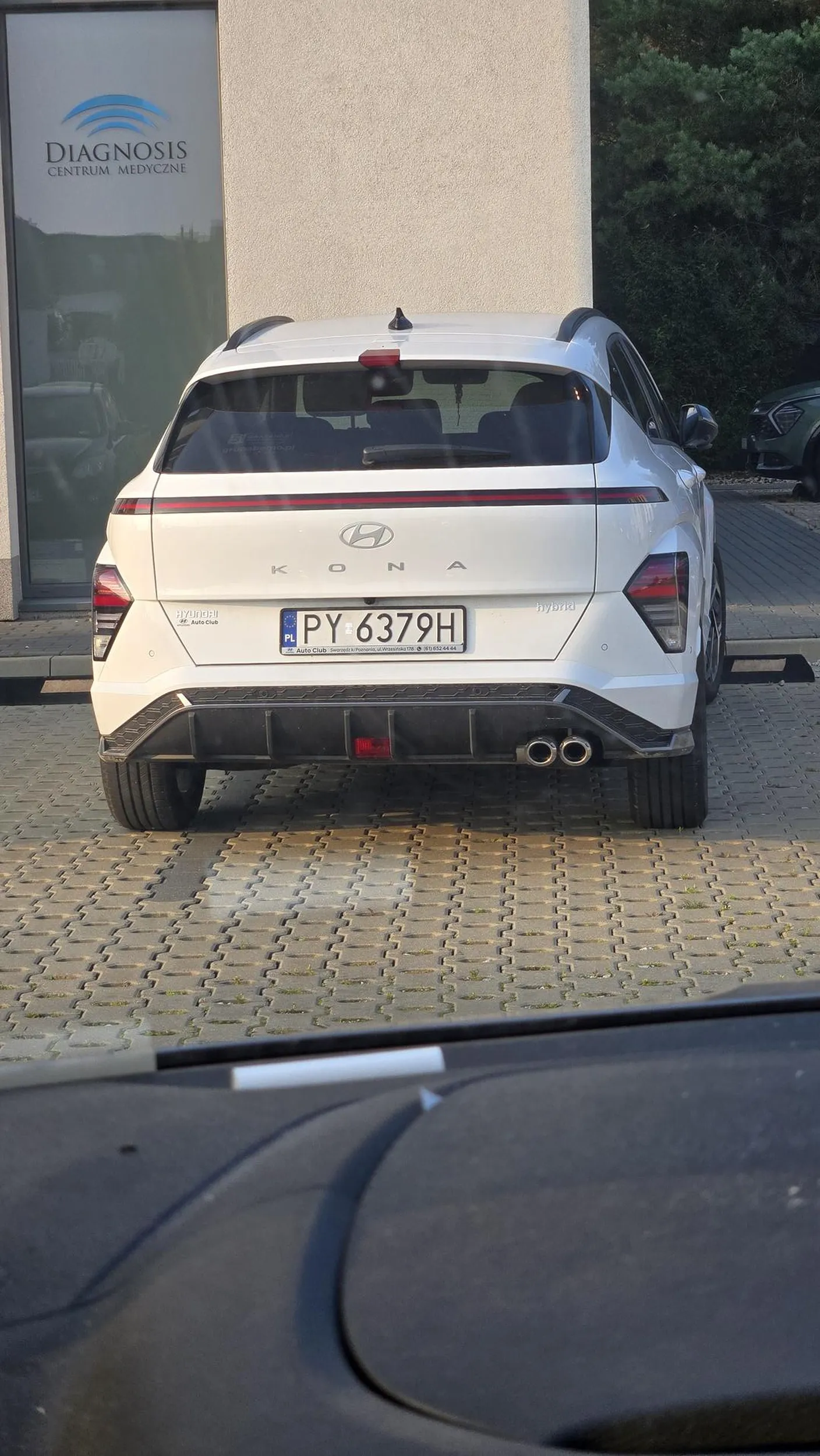 Babcia ledwo na nogach się trzyma a autem jeździ. Ledwo widzi linie. Poobijq się o krawężniki i zaparkuje.