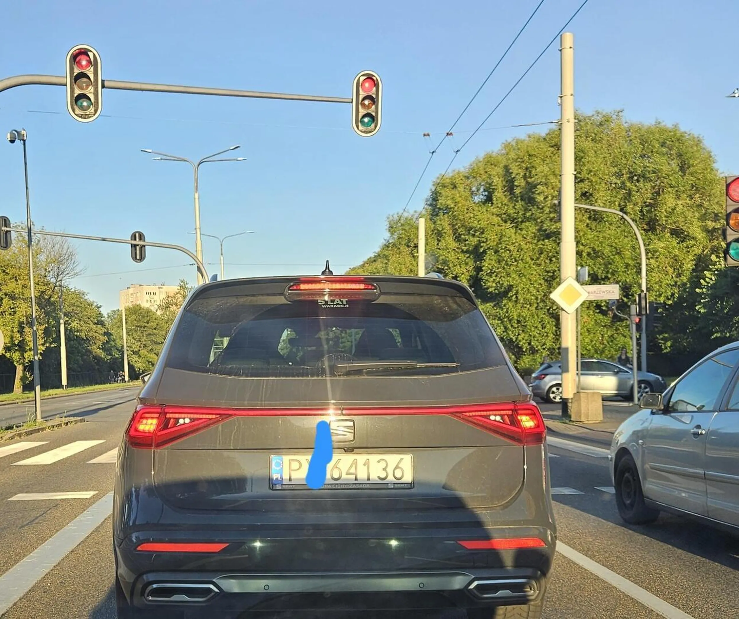 Szanowny panie kierowców wyprzedzanie samochodu prawa strona, stojącego na prawym pasie przed pasami na, których idzie pieszy to jest totalny idiotyzm. Proponuję pójść na prawo jazdy.