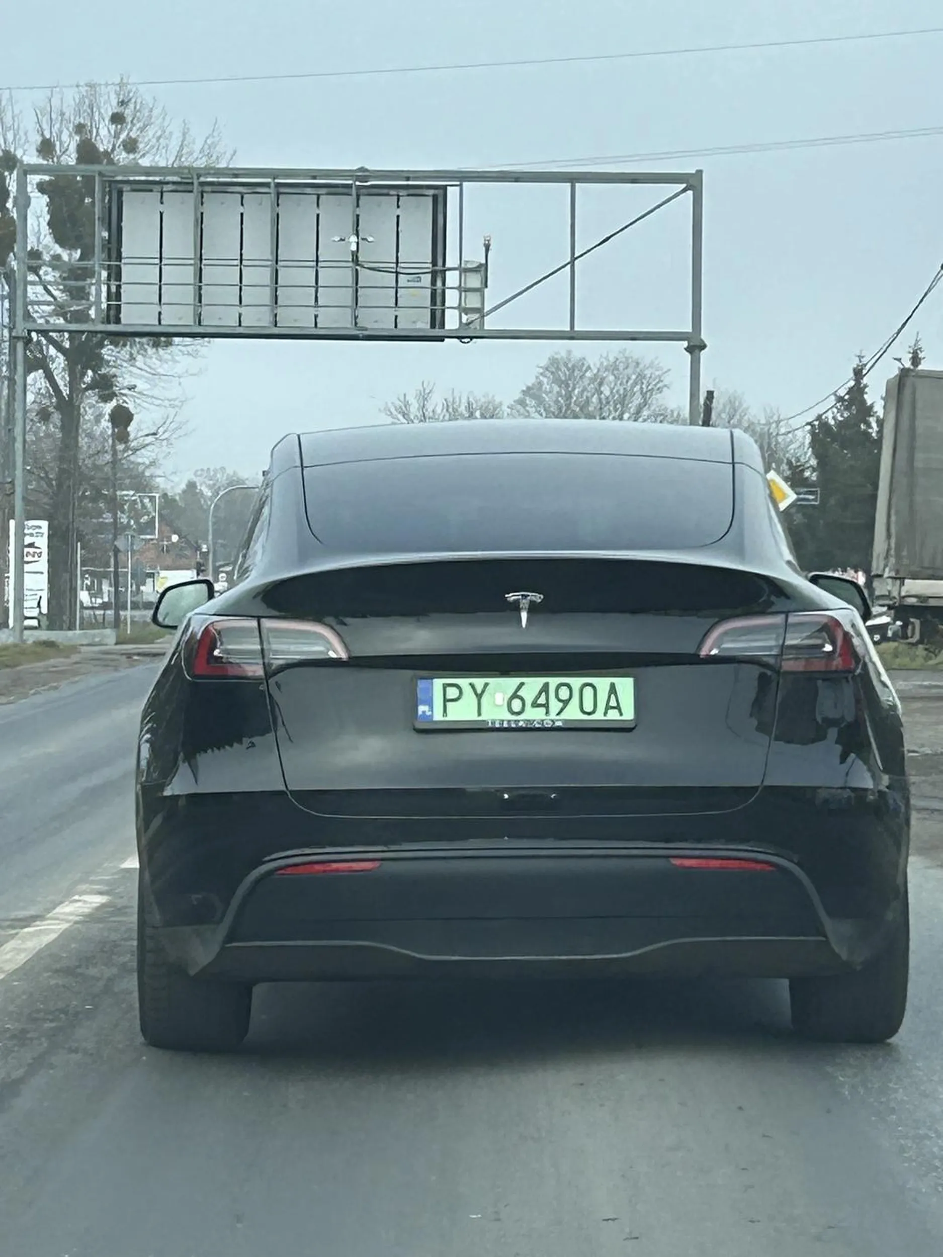 Sqrwiel jeździ elektrycznym gównem i wymusza pierwszeństwo