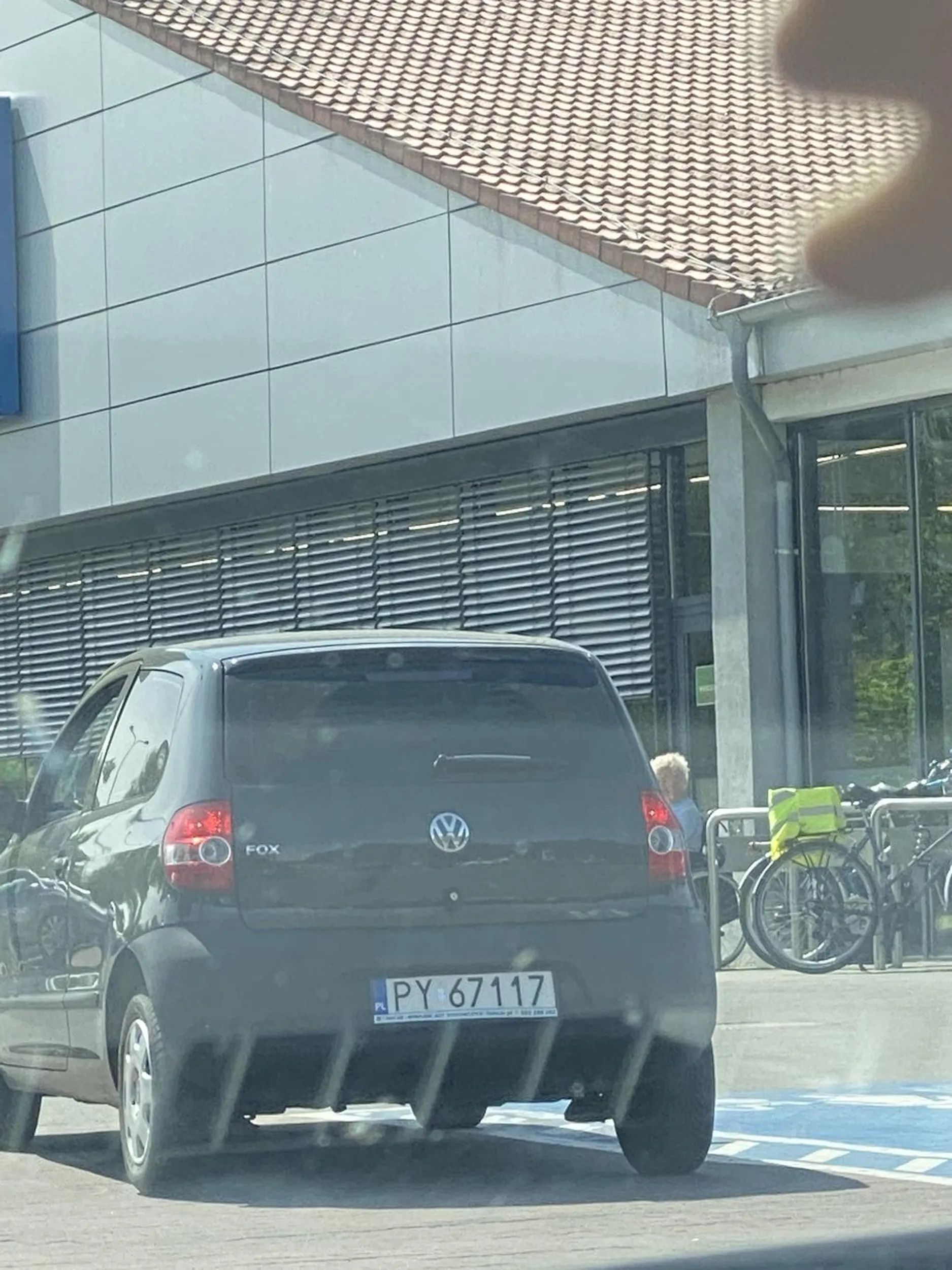 Przywiązuje się do ludzi i prosi o pieniądze, jeżdżąc po parkingu w kółko