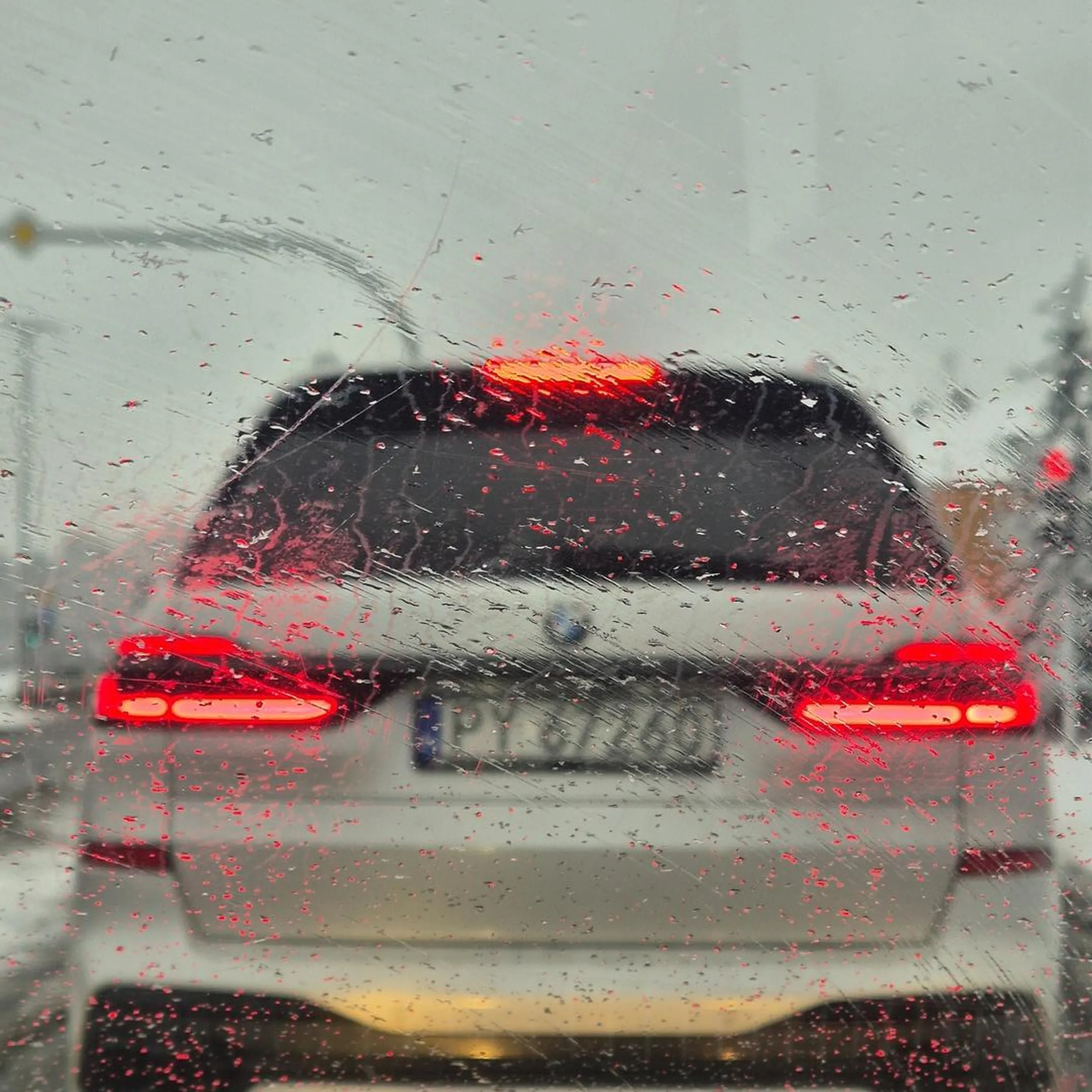 Marka samochodu zobowiązuje do bycia idiotą. Pomijając warunki na drodze, tradycyjnie nie używa kierunkowskazu wpierdalając się przed maskę i wyskakując zza słupka bocznego myśląc, że chyba mu wolno jak jeździ parszywym klocem. Jak nie wiesz do czego są lusterka, to nawet czujnik martwego pola ci się świecił przy tych twoich manewrach, mówiąc że masz za mało miejsca. Po manewrze typowo wlekł się z przodu wstrzymując ruch. Mam nadzieję, że poczułeś się lepiej.