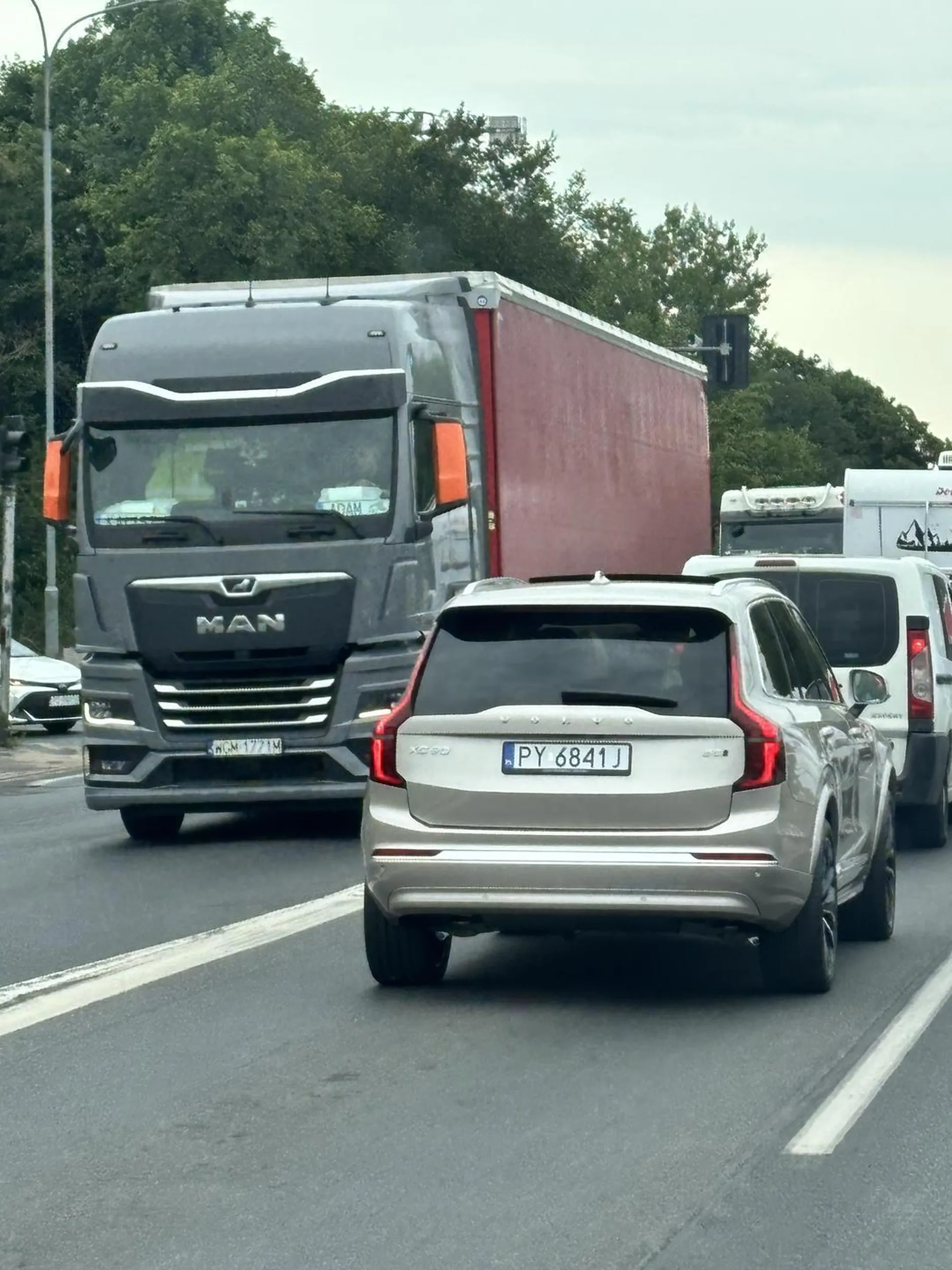 Tobie kobieto powinni zabrać uprawnienia i poddać badania psychologicznym patrząc po tym co ty odpierdalasz za cyrk na drodze.