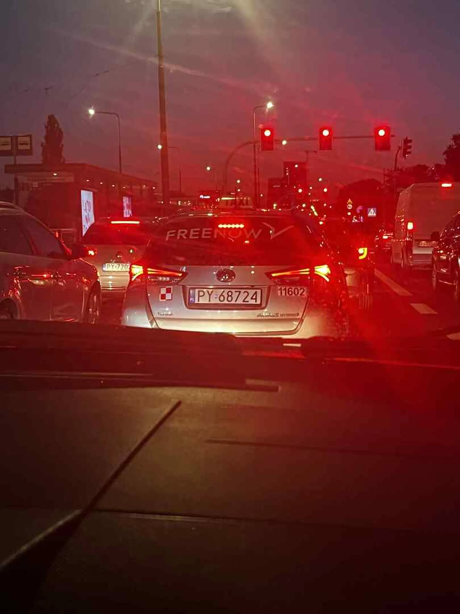 Jak już zaczynasz szybciej jechać i wyprzedzać to może zamiast spowodować prawie wypadku 4 samochodów to używaj kierunkowskazów a nie wtedy gdy już prawie spowodowałeś wypadek dzb@nie wjeżdżając między auta gdzie by pół auta się zmieściło