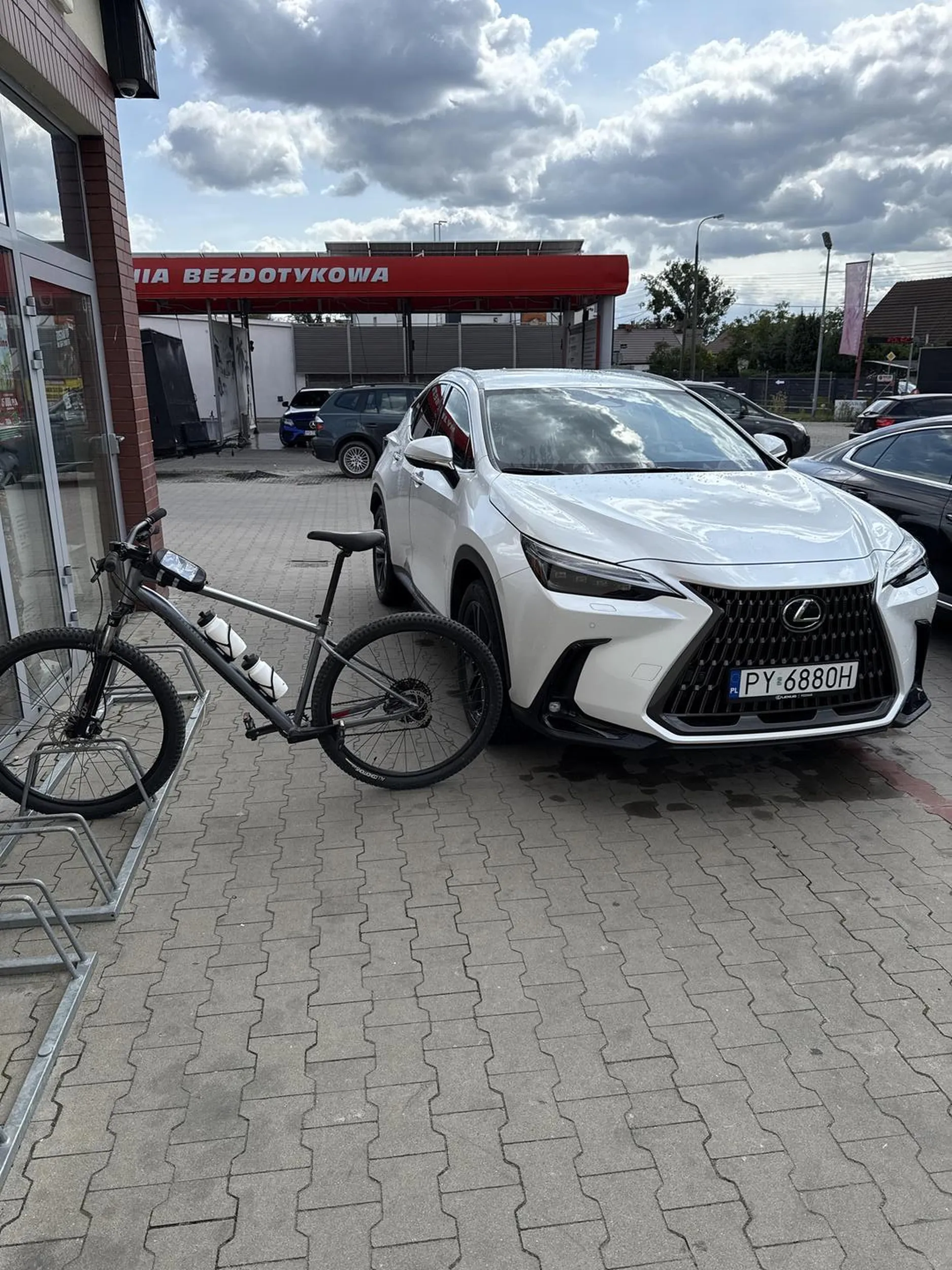 Proszę parkować na miejscach parkingowych dla samochodów, a nie w strefie ze stojakami na rowery