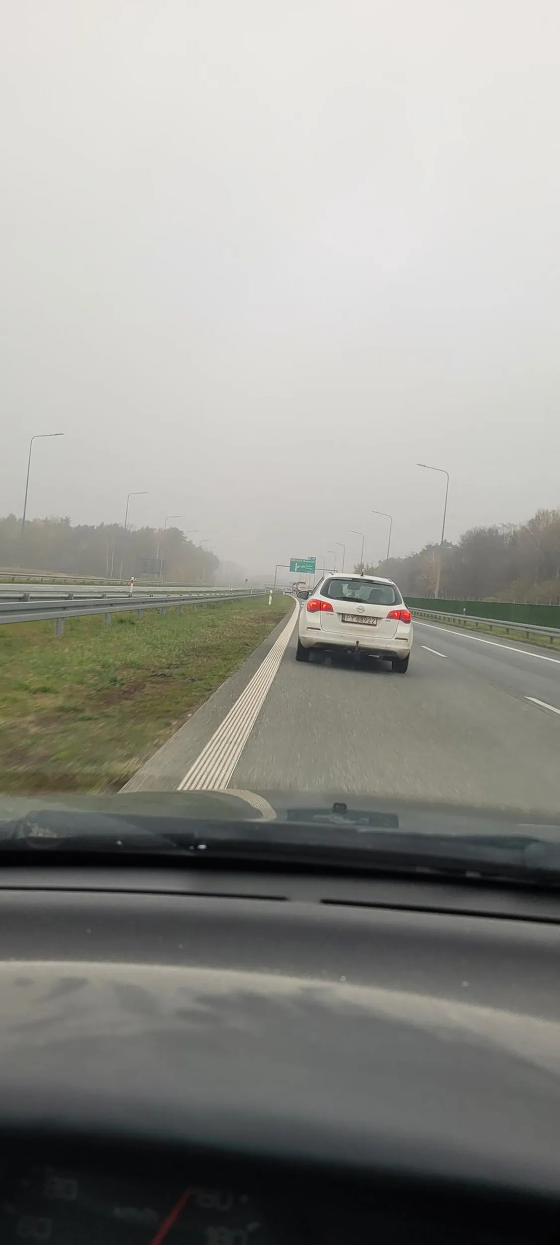 Wyprzeda prawym pasem i zajeżdża drogę trzeba uważać