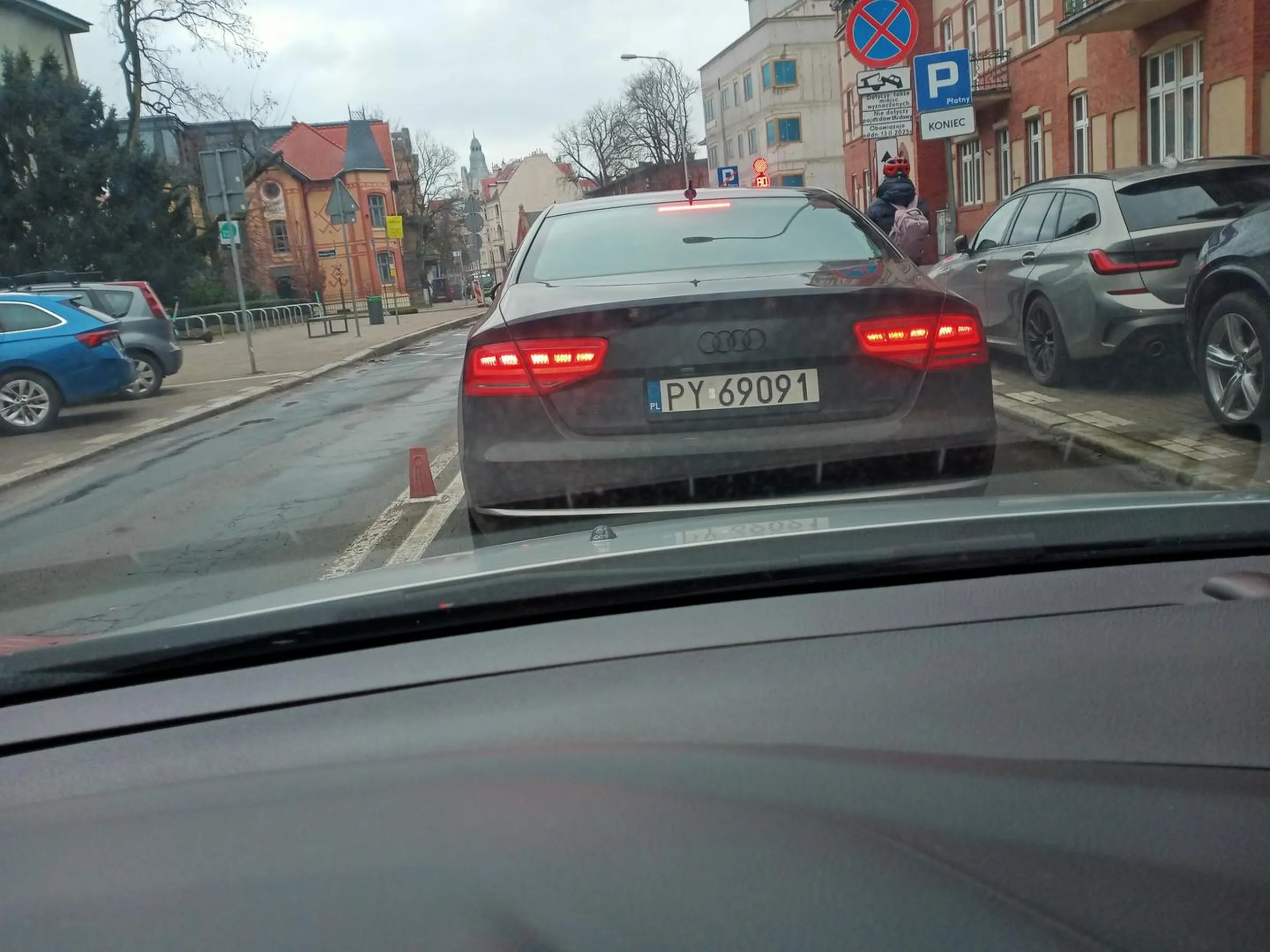Uwaga na tego kierowcę łamie przepisy ruchu drogowego w mieście myśli, że jest na autostradzie lub trasie szybkiego ruchu typu S skacze z pasa na pas, nie używa kierunkowskazów przy zmianie pasa, wpycha się na przysłowiową zapałkę