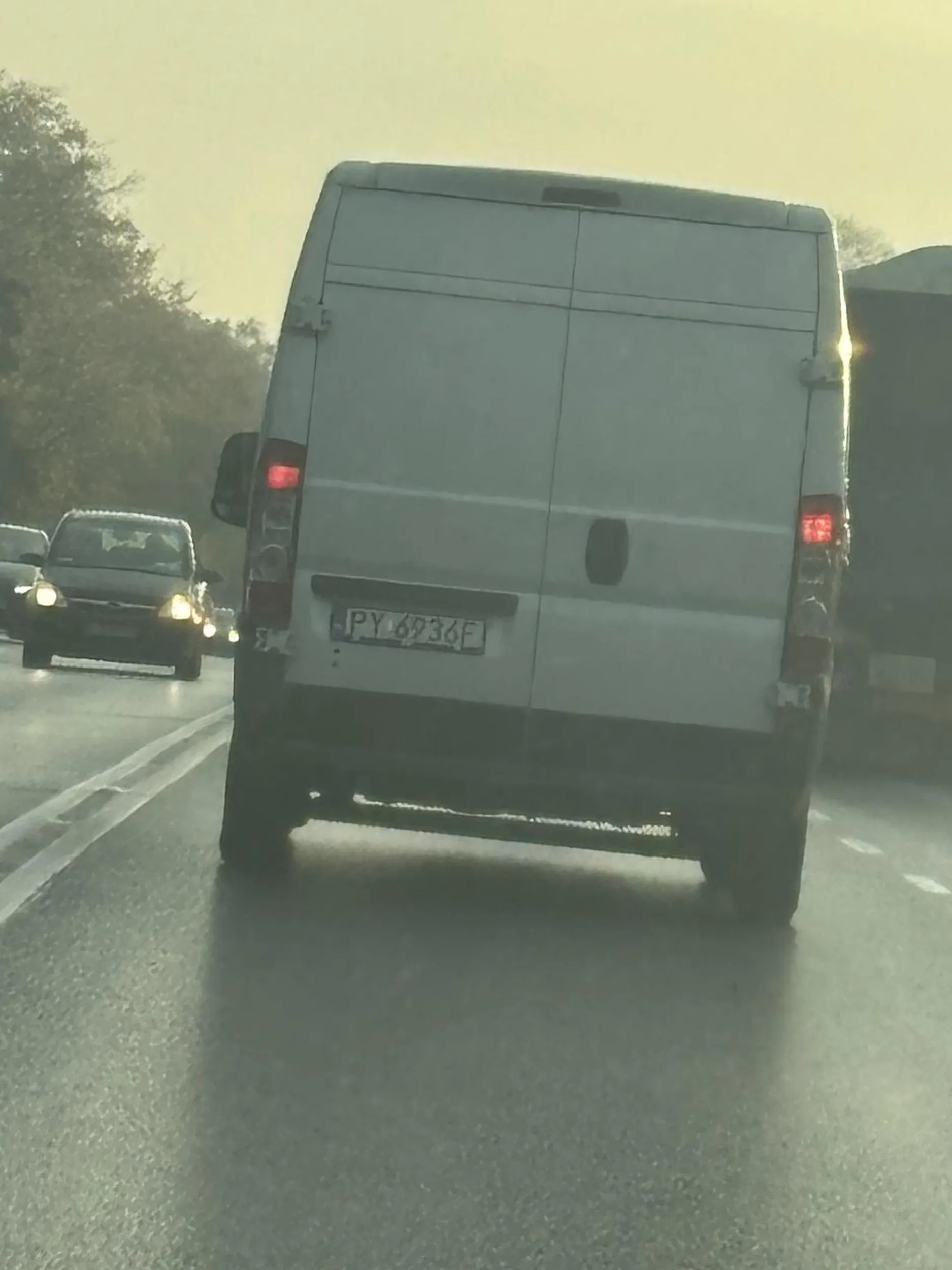 agresywny i bezmyślny kierowca! O mało co nie skasował mojego samochodu zajeżdżając mój pas. To, że taksówką jedzie nie uprawnia nikogo do takich zachowań! Obyś busiarzu otrzymał odpowiednią karę ?