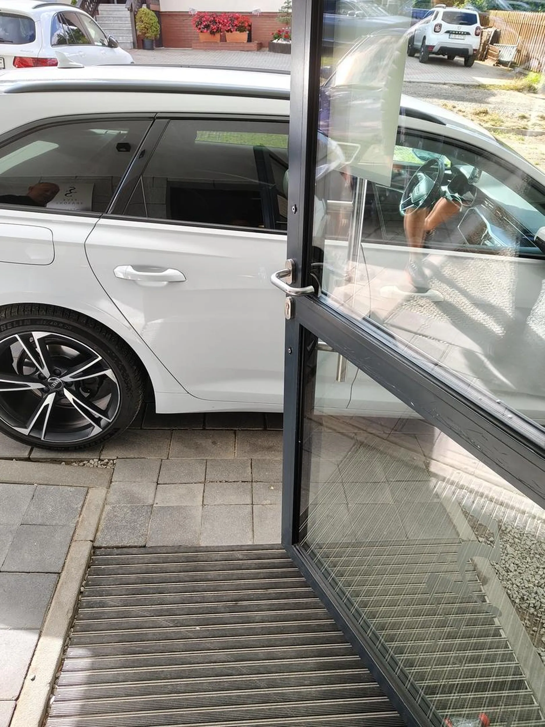 Zero myślenia. Zastawia drzwi od hotelu mimo wolnych miejsc na parkingu. Ludzie z wózkami i na wózkach inwalidzkich miały problem z wejściem do budynku. Ale Szeryf za to miał blisko do pokoju. Burak jakich mało