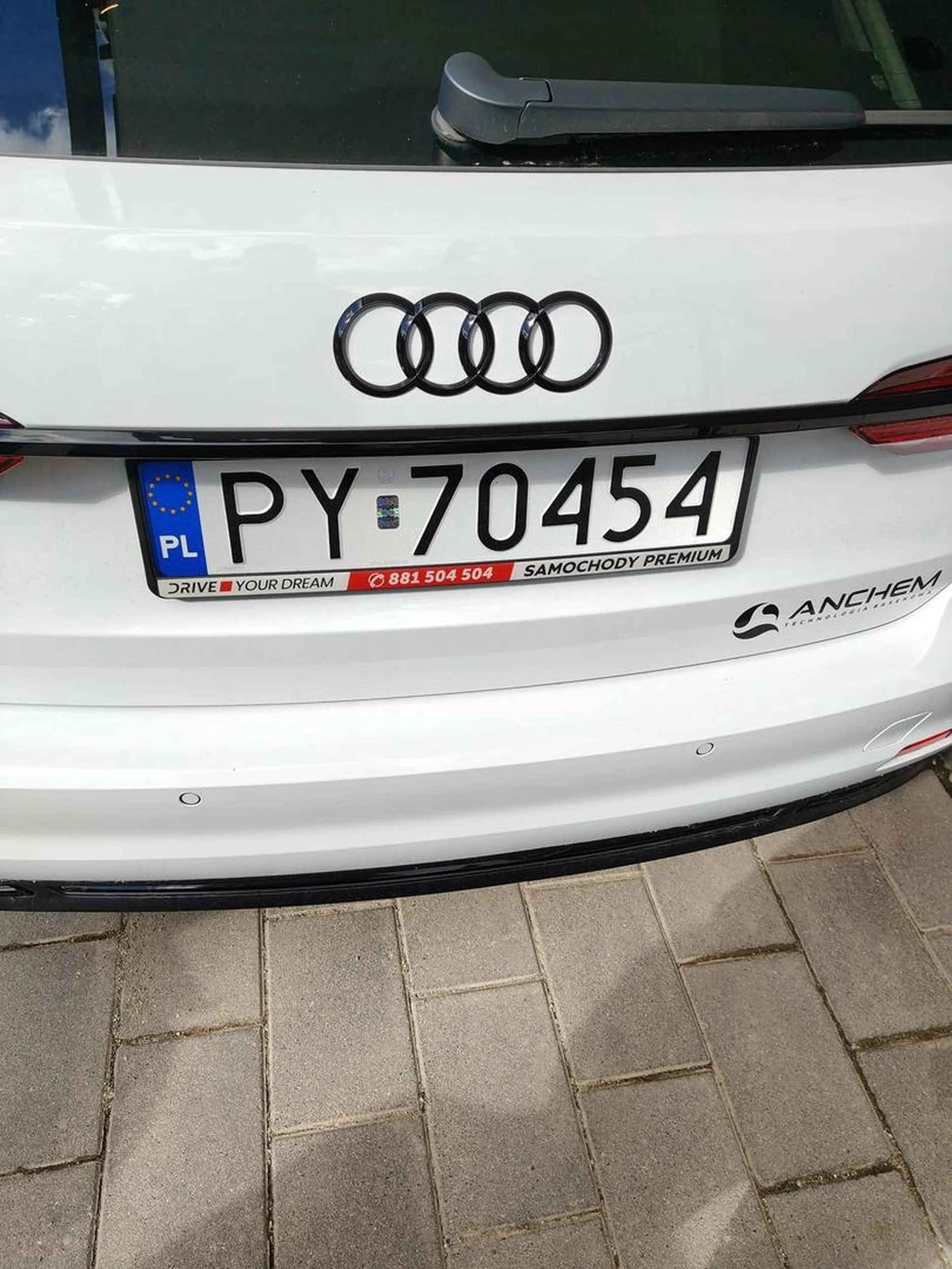 Zero myślenia. Zastawia drzwi od hotelu mimo wolnych miejsc na parkingu. Ludzie z wózkami i na wózkach inwalidzkich miały problem z wejściem do budynku. Ale Szeryf za to miał blisko do pokoju. Burak jakich mało