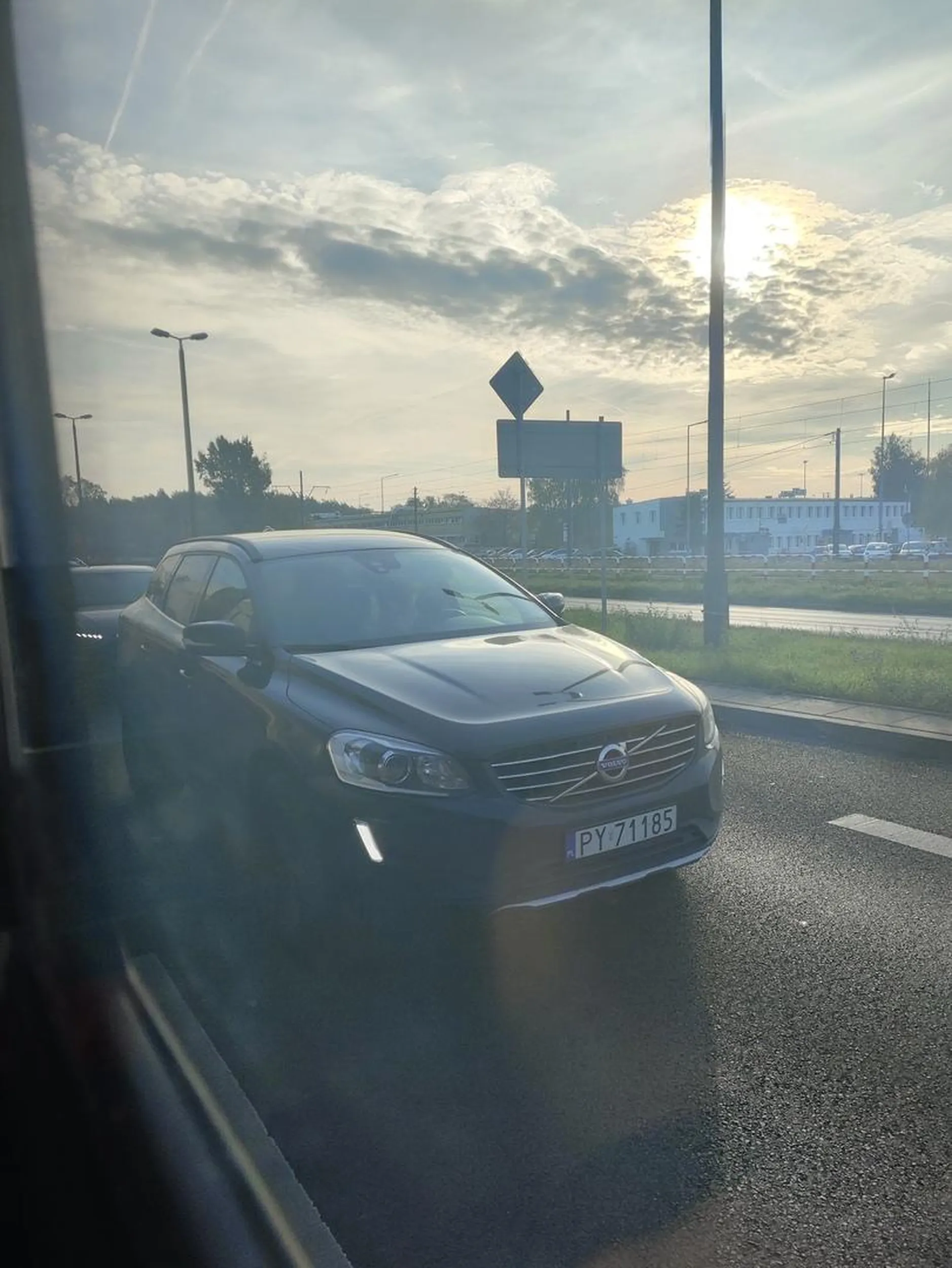 Uwagę na Panią z tego auta. Ta Pani w godzinach porannych spożywa posiłki za kierownicą przez co stwarza zagrożenie na drodze. Wjechałaby w prawidłowo włączający się autobus, który miał wystarczająco miejsca by zrobić to bezpiecznie. Nie używa się telefonu podczas kierownia pojazdem, tak samo jak nie powinno się malować czy spożywać większych posiłków. A Pani tam ładnie szuflowała w pudełko ?