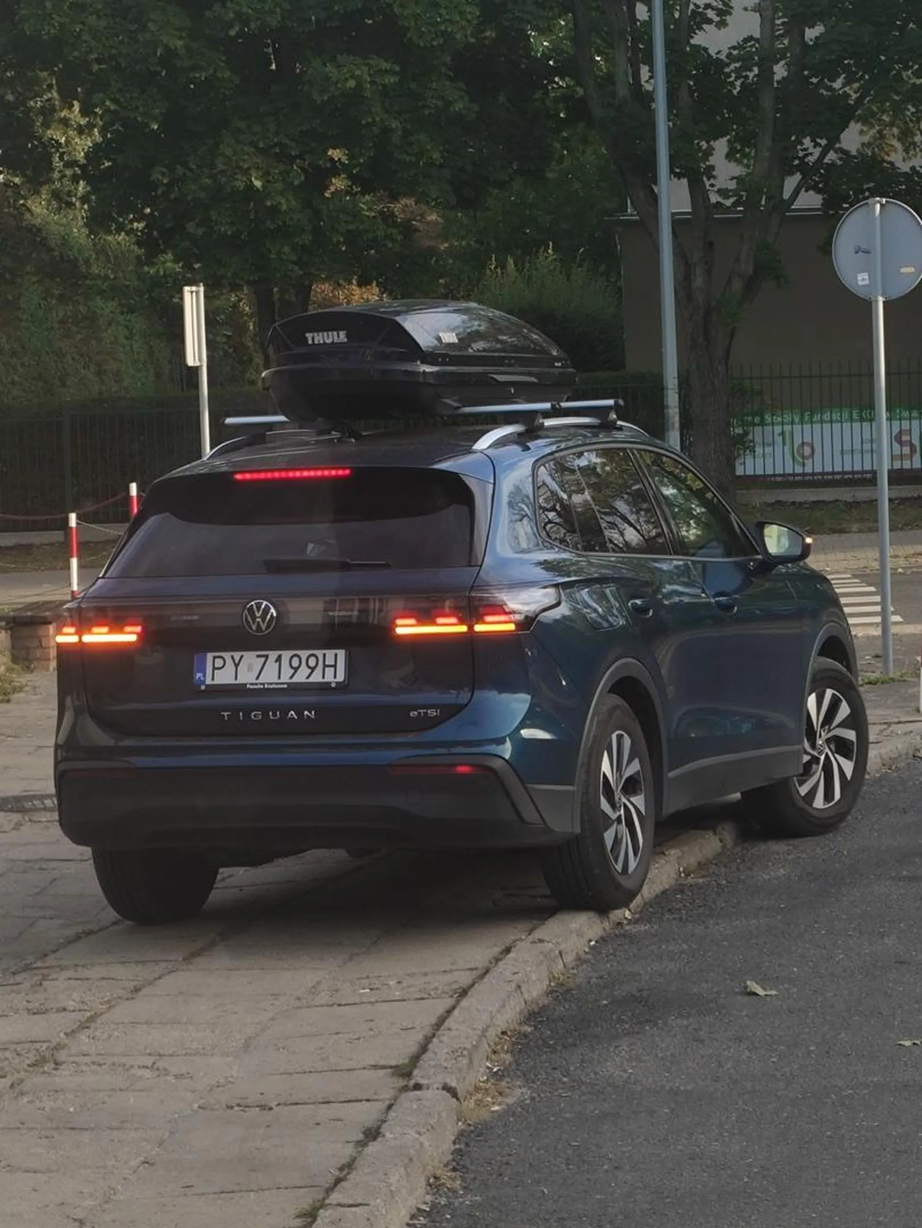 Mistrz parkowania na chodniku !