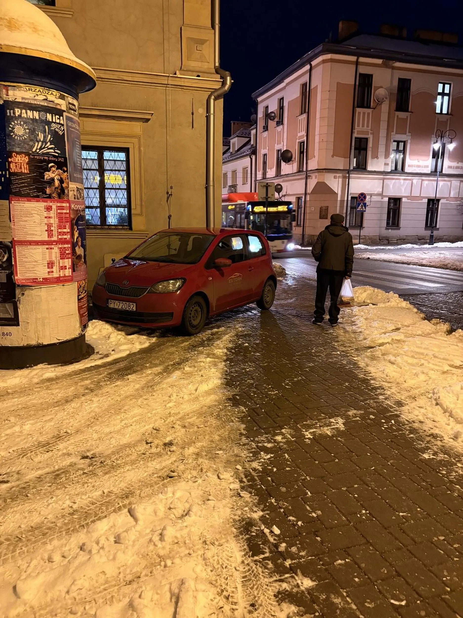 koleś postanowił wjechać na chodnik, używając przejścia dla pieszych, krzyczał na starszego pana który nie zauważył go, z powodu że nie przepuścił go na MIEJSCE NA KTORE WJEŻDŻAĆ NIE MOZE