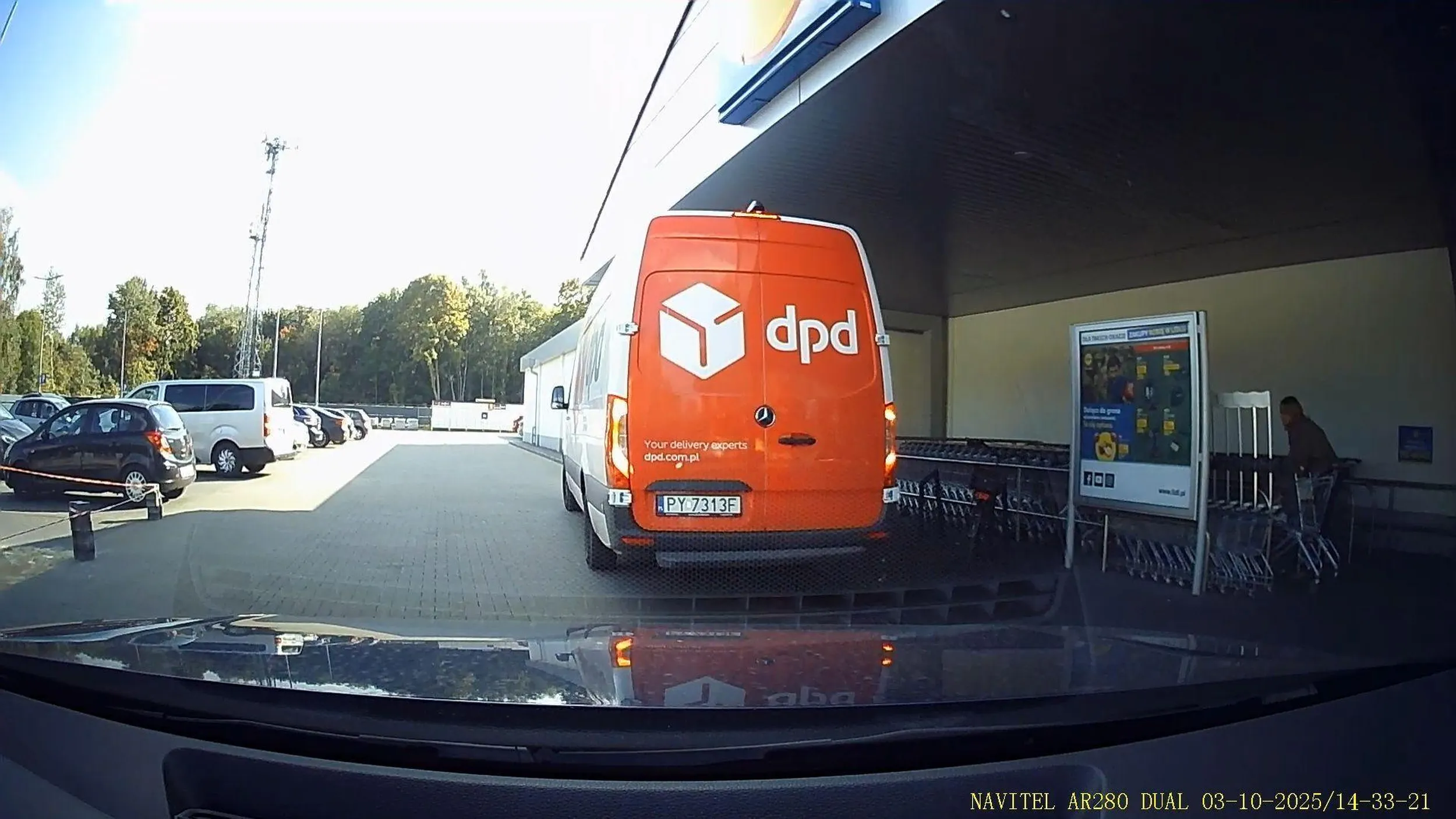 Duży parkin, a baran z dostawczaka staje na drodze aby utrudnić innym prawidłowo parkującym korzystanie z parkingu