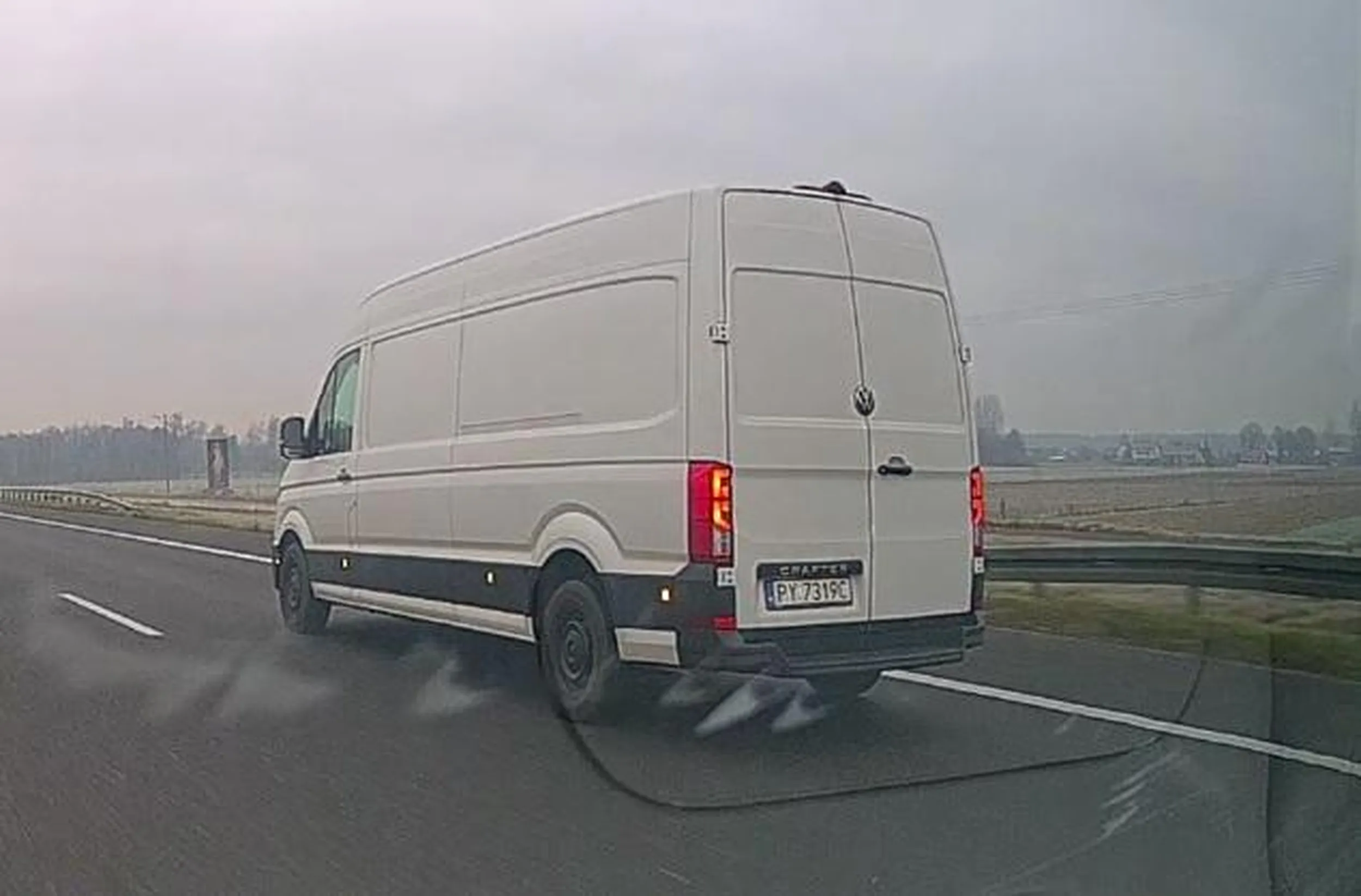 Jedzie autostradą 100 na godzinę i dziwnie go znosi lekko w lewo, lekko w prawo. Myślę, że pijany i zrównuję się z nim, żeby zobaczyć a typ trzyma sobie telefon na kierownicy i przegląda jakby stał na parkingu... Masakra. Autostrada A2 na wysokości MOP Kozanki w stronę Poznania 23.11.2025
