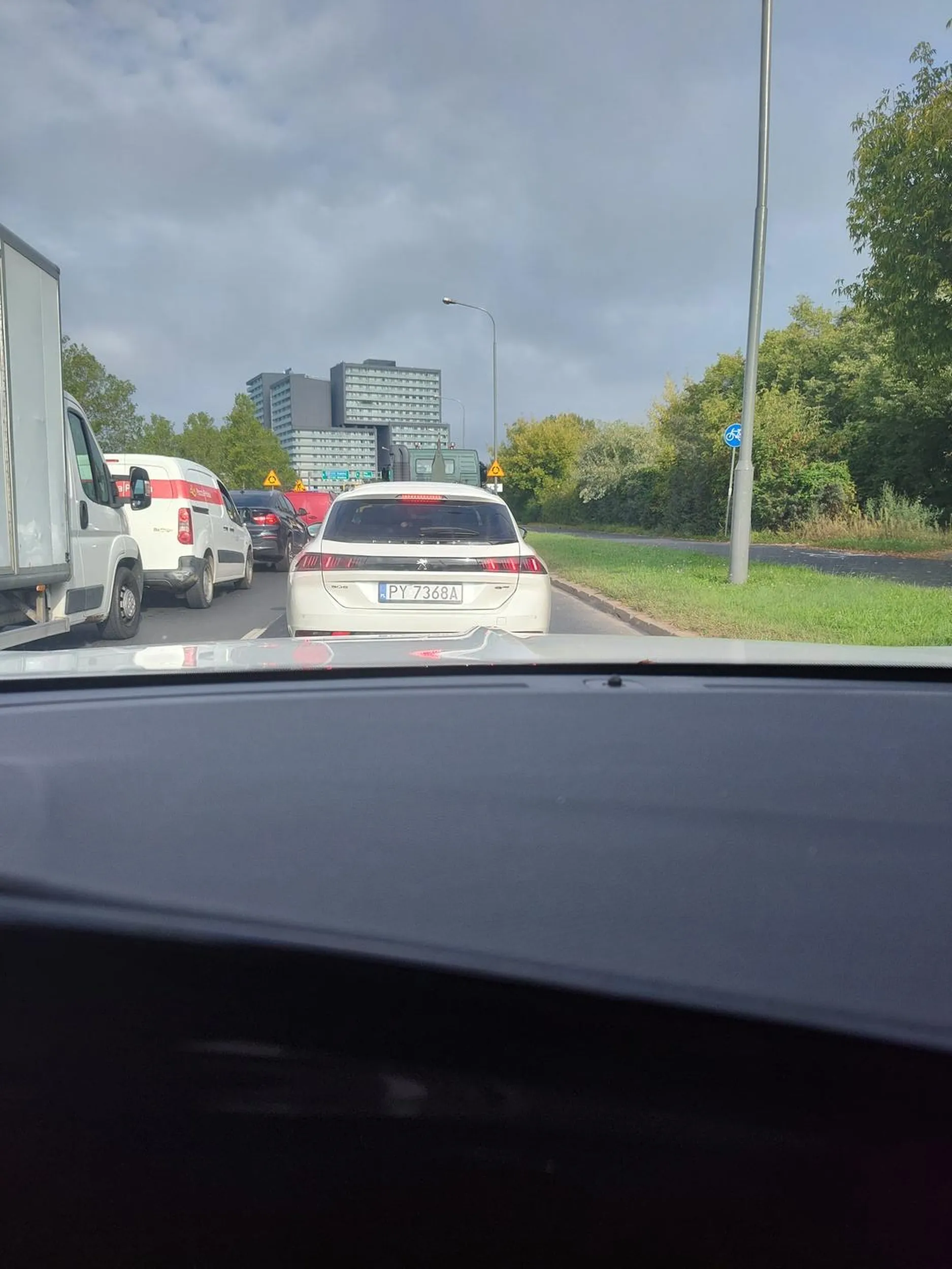 Wyrzuca pety przez okno podczas jazdy.