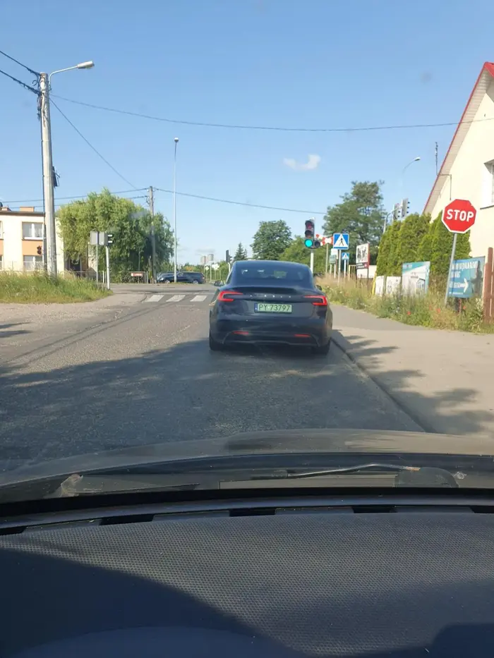 Łysol wozi małe dzieci bez fotelików