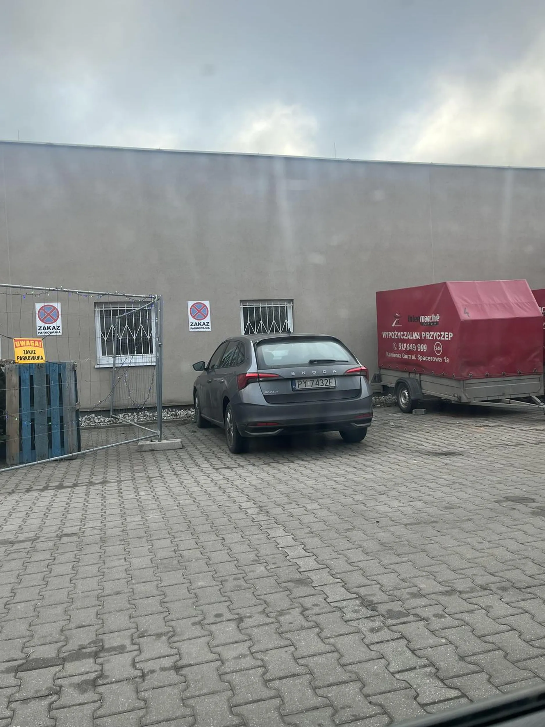 Łeb jakich mało. 30 Znaków „zakaz parkowania” i nie ma jak przyczepki odstawić.