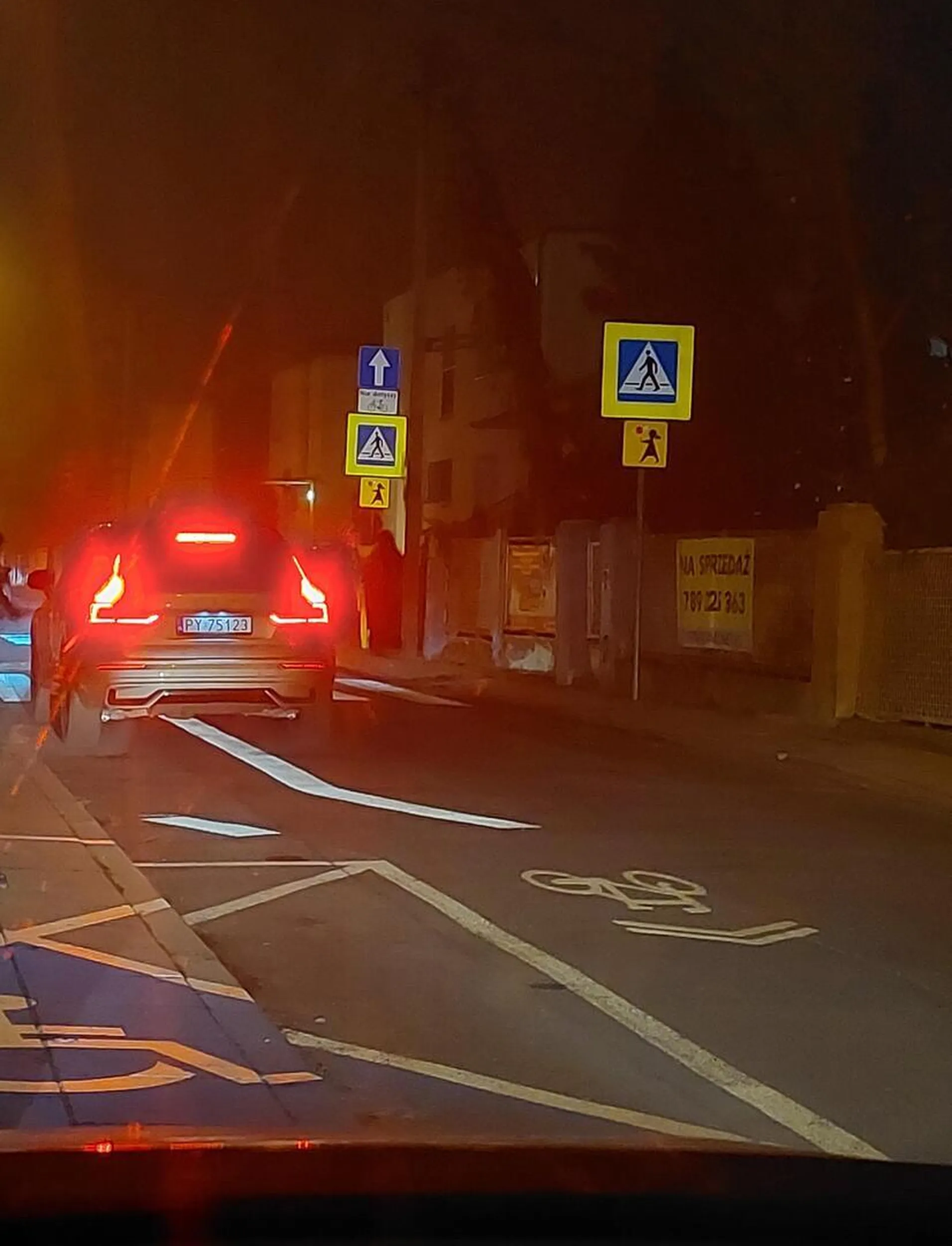 Na pasach na drodze rowerowej pod szkołą się nie staje.