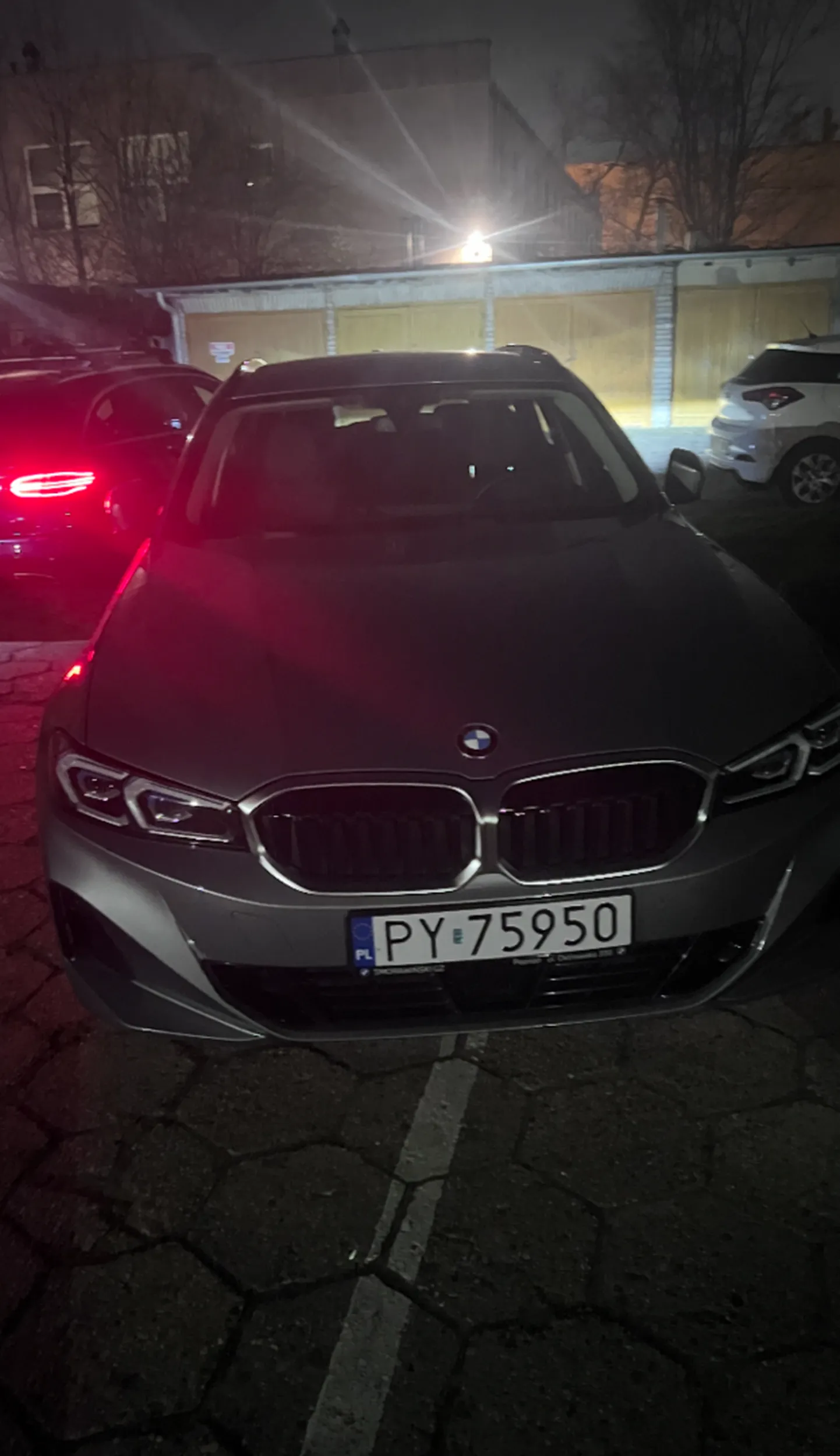 Prawo jazdy znalezione w czipsach ? Utrudniasz wjazd do garażów i stoisz na łuku drogi, jeszcze jedna taka akcja i zgłaszam na Policje Art. 49 ust. 2 pkt 1 Ustawy Prawo o ruchu drogowym „Zabrania się postoju w miejscu utrudniającym wjazd lub wyjazd, w szczególności do i z bramy, garażu, parkingu lub wnęki postojowej.” Art. 90 Kodeksu wykroczeń § 1. „Kto tamuje lub utrudnia ruch na drodze publicznej, w strefie zamieszkania lub strefie ruchu, podlega karze grzywny do 500 złotych lub karze nagany.” § 2. „Jeżeli wykroczenia, o którym mowa w § 1, dopuszcza się prowadzący pojazd mechaniczny, podlega karze grzywny nie niższej niż 500 zł.”