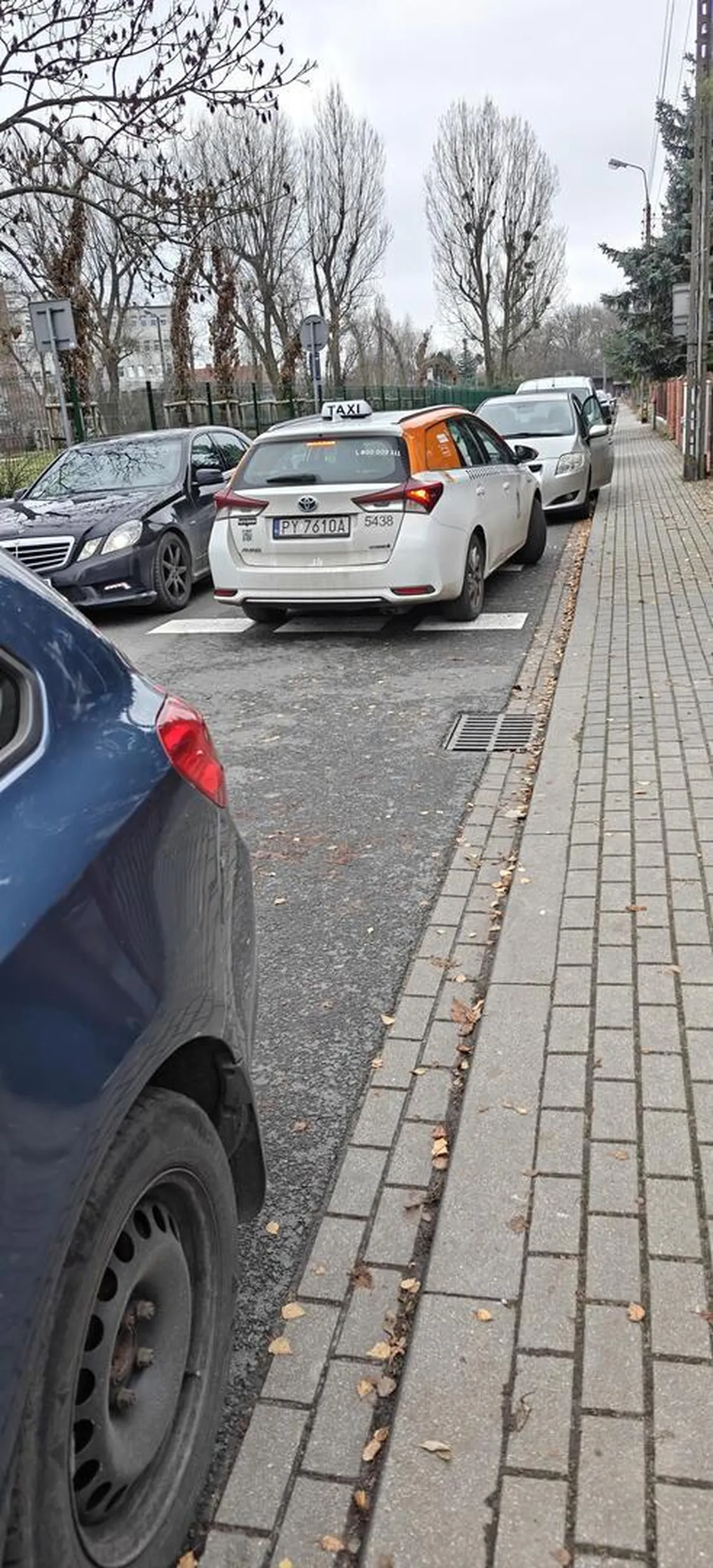 Poznań, Jarzębowa - ulica jednokierunkowa, szkoła. Jedzie pod prąd na pełnym gazie, upomniany przez kierowców oraz przechodniów twierdzi że może bo mu tak nawigacja pokazuje i musi odebrać Klienta.