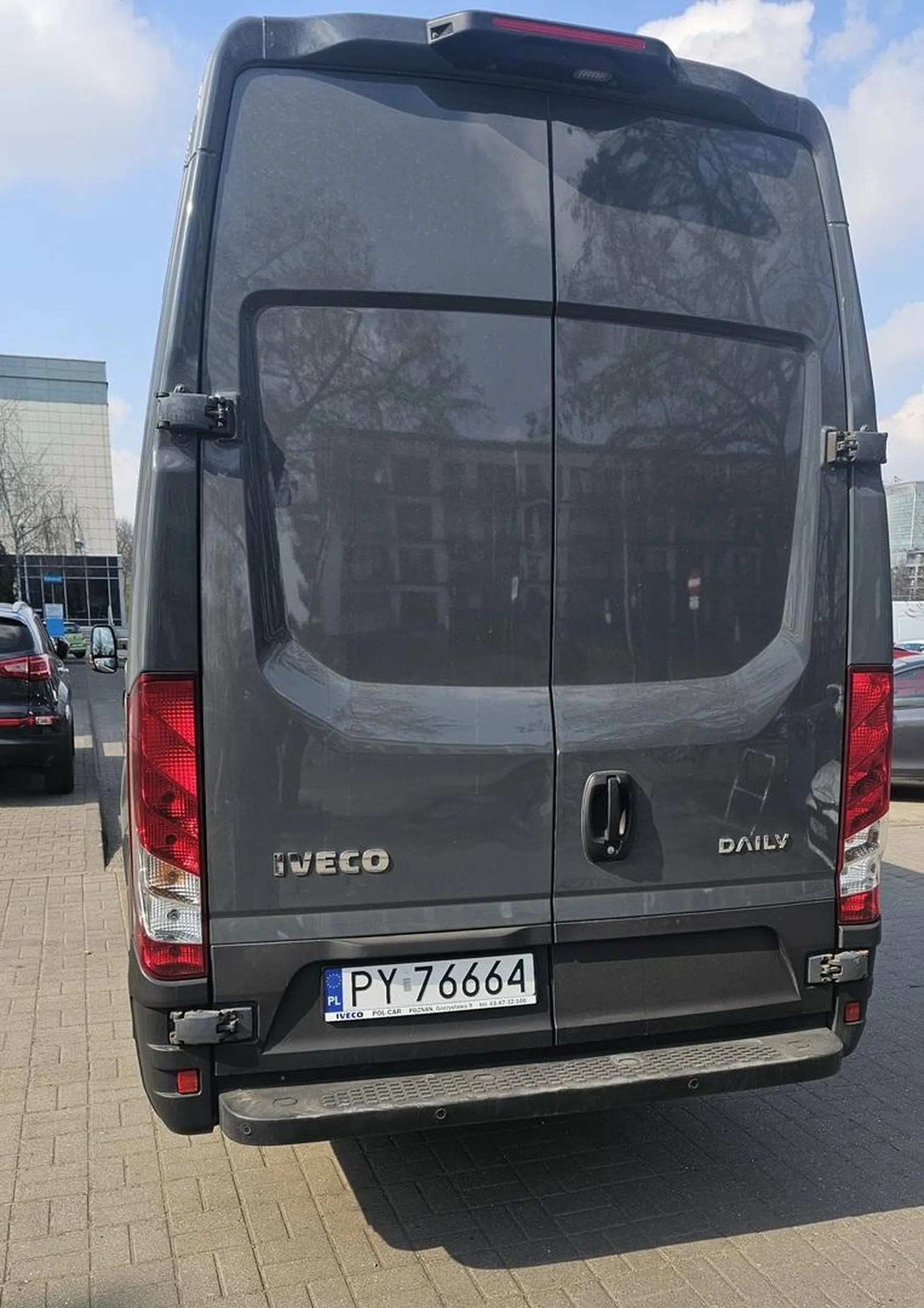 Kretyn, blokuje przejazd.