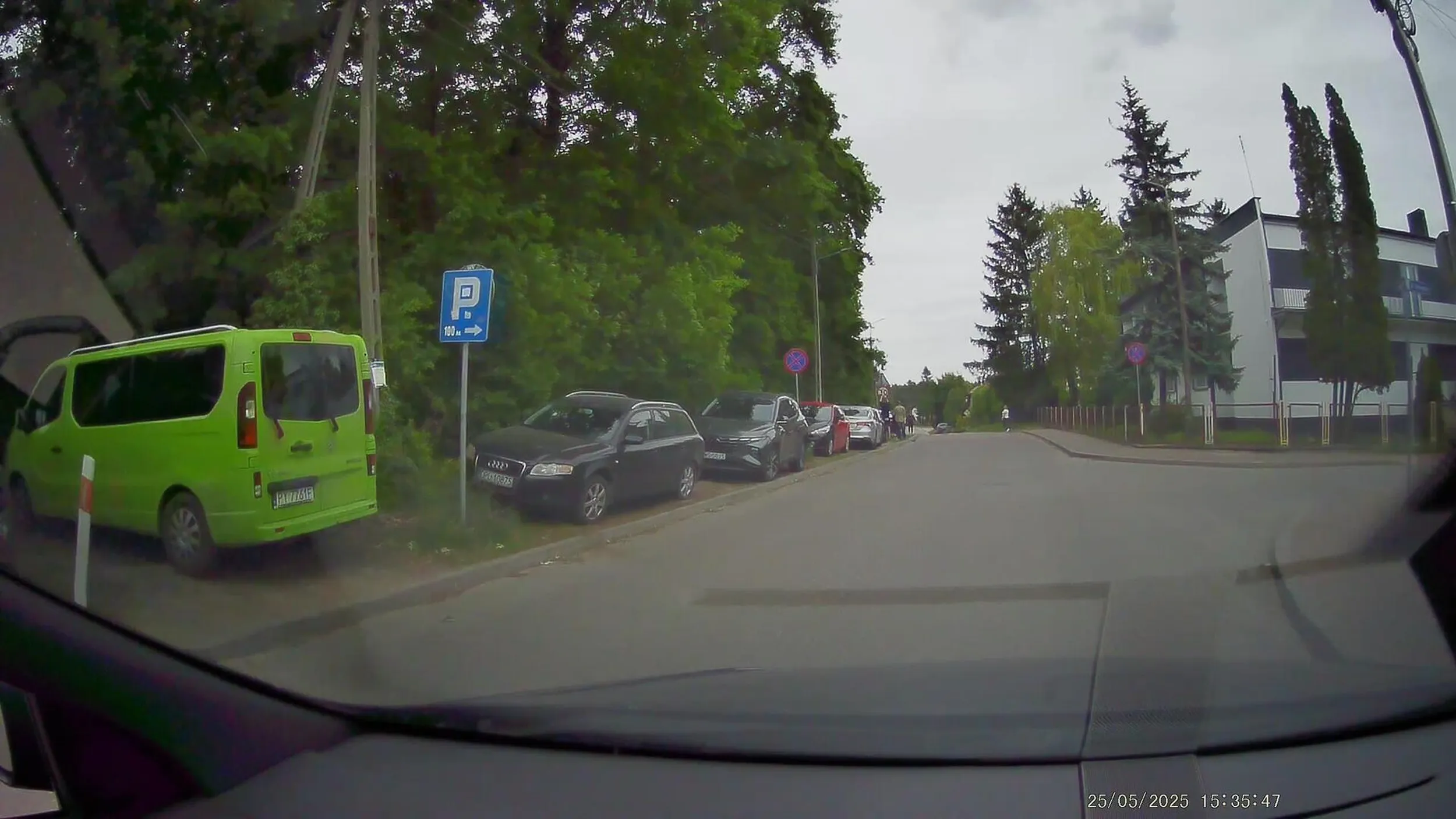 Biedak,nie stać na parking,to na pasie zieleni musi.Zakaz już pomijam.