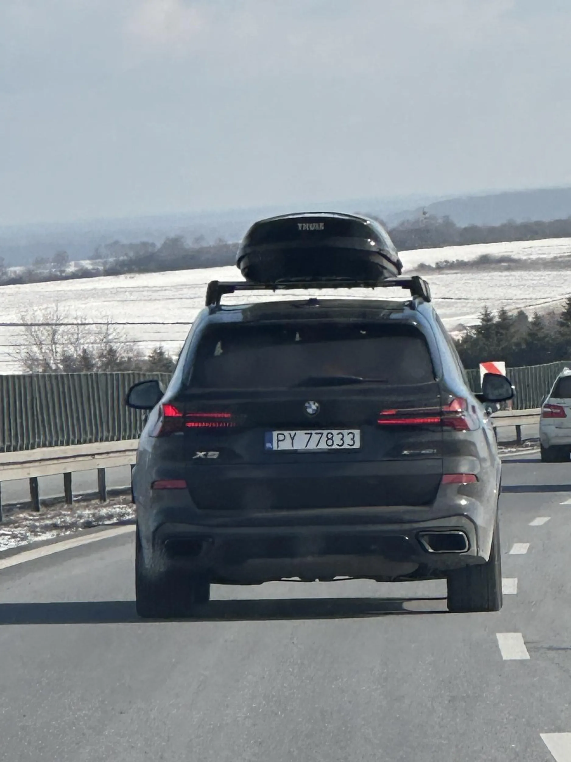 Sugeruje nie brac auta od taty jesli sie nie potrafi nim jezdzic, mlodziak mysli ze jak jedzie bmw to moze wszystko. Jak jedziesz 100 na trasie to zjezdzaj na prawy pas, lewy to nie jest kolko rozancowe.