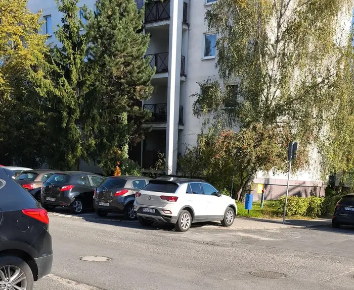 Milosnik parkowania na skrzyzowaniu