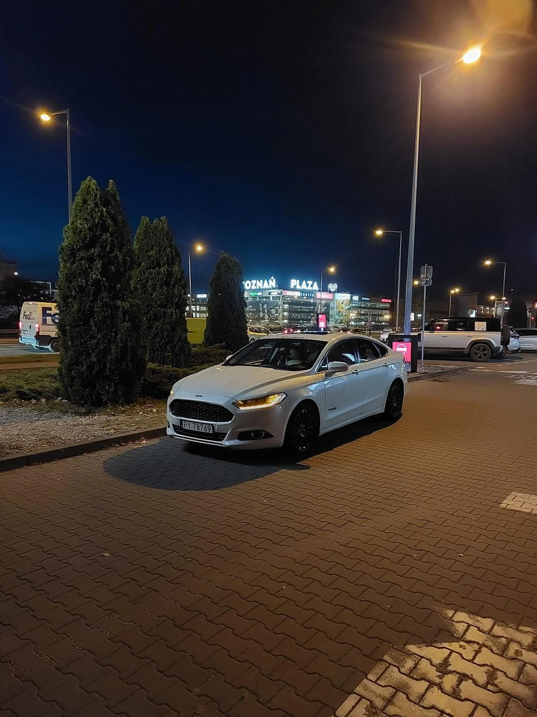 Parking na środku skrzyżowania. 5 "plusików" i zgłaszam na policję.