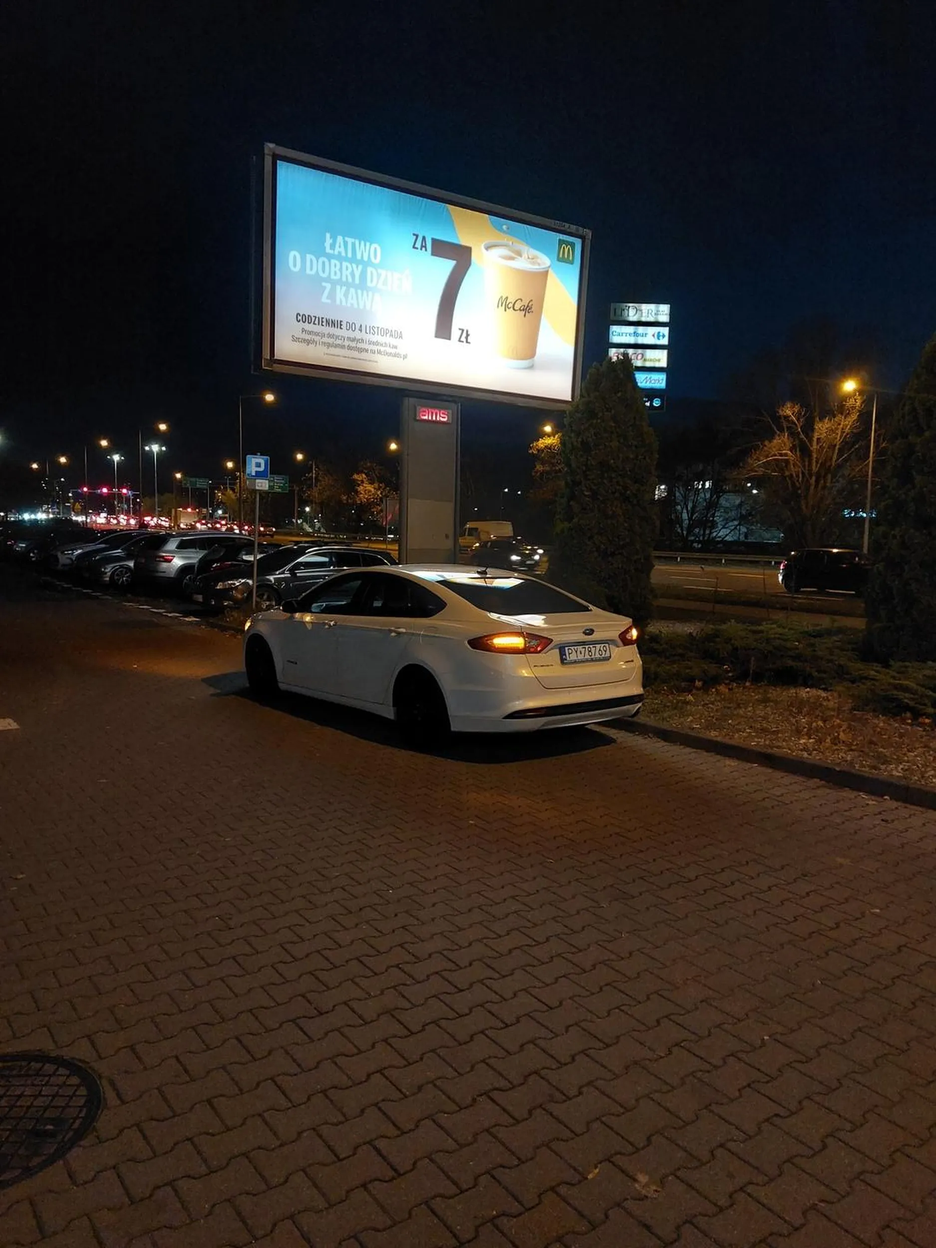 Parking na środku skrzyżowania. 5 "plusików" i zgłaszam na policję.