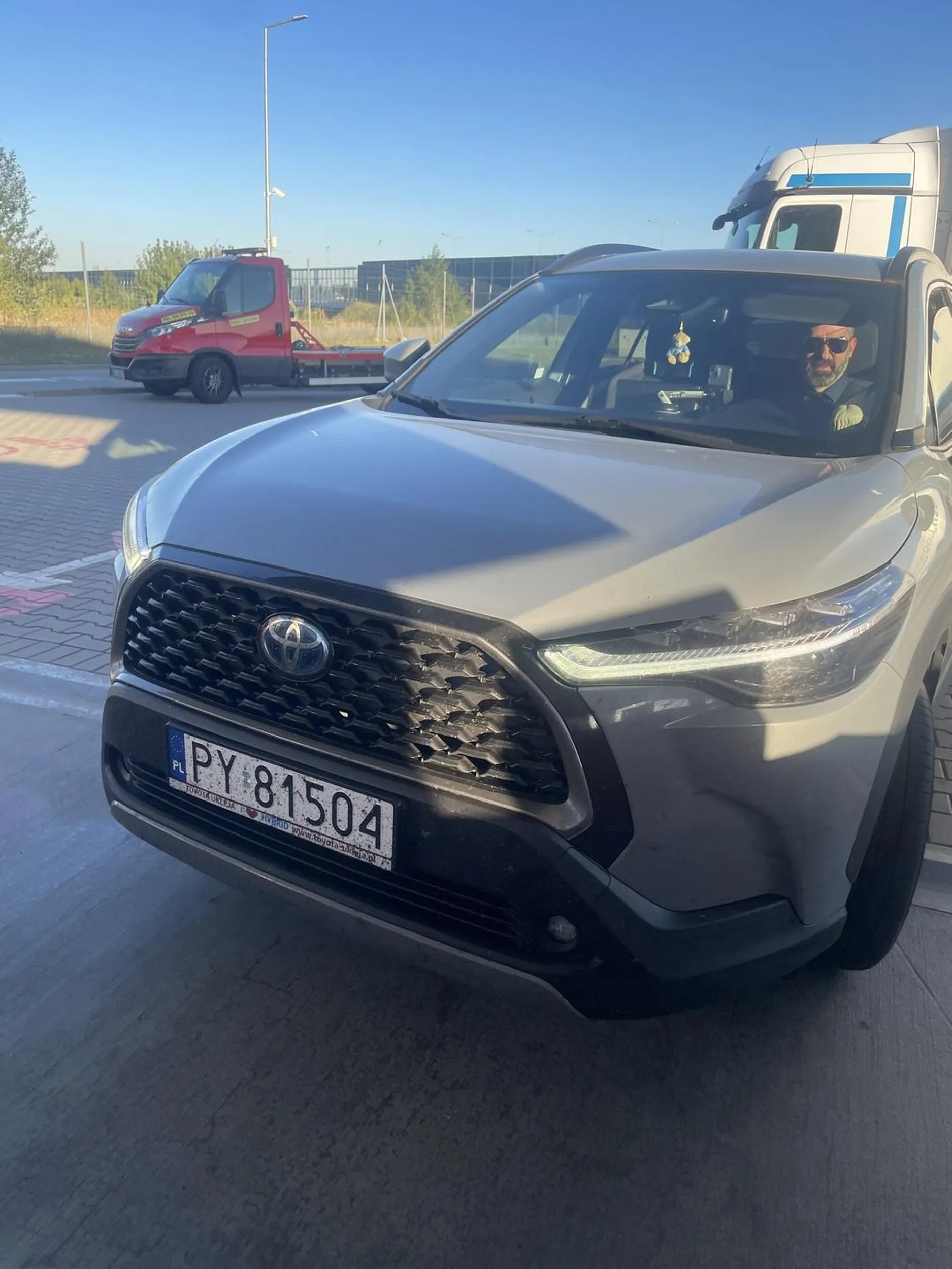 Brawo, mistrzu tankowania! Wszyscy stali i czekali na tankowanie na stacji Orlen w Baranowie, a ten gwiazdor ominal kolejke i wbil sie przed wszystkich! Po kulturalnym zwroceniu uwagi ze tak sie nie robi, powyzywal kogo mogl i pokrzyczal na kogo sie dalo! Pozniej tak sie zawstydzil ze odjechal ze stacji bez tankowania, bo chyba bal sie spojrzec w oczy pozostalym kierowcom. Brawo, superbohater!